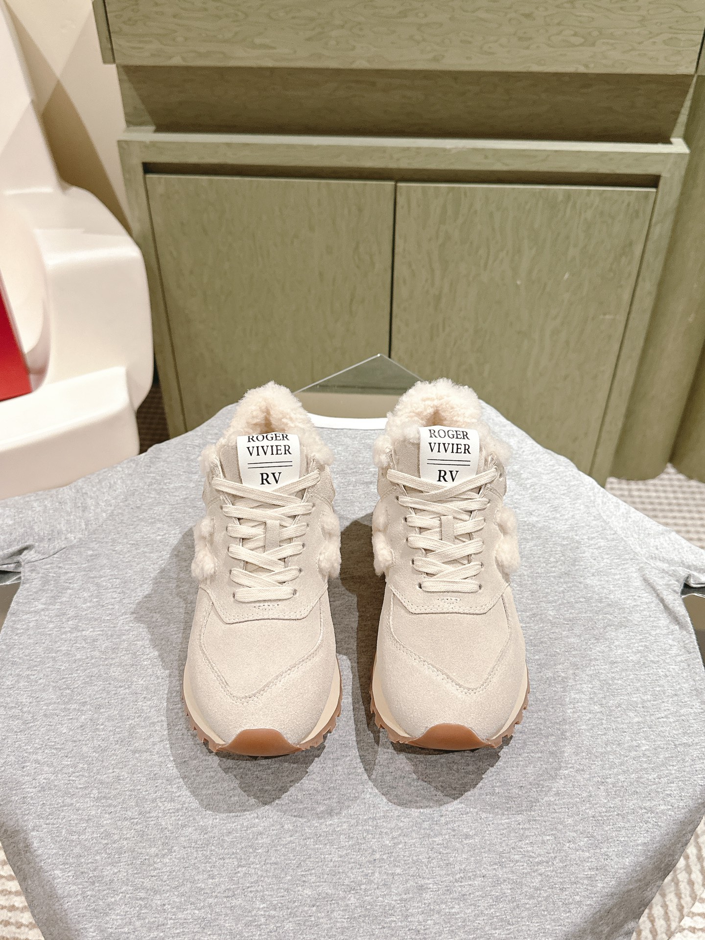 NO:476349,Wool style | 4 new styles of sponge cake shoes thick-soled casual shoes wool style This sneaker continues the long-lasting outline and is carefully made of cowhide leather, so it will be particularly comfortable to wear. Decorate the shoelace eyelets with the same-toned suede inlaid metal stars to enhance the style. The style is light and matched with the '' logo thin sole, suitable for all seasons, and can be matched with various casual styles to add the finishing touch. Classic and super durable. Upper cowhide spliced ​​inner wool Original Ip outsole. Size 35-40. Full set of counter synchronous gift box packaging, casual shoes/sports shoes, sneakers, cowhide19860909羊毛款 | 4  新款松糕鞋厚底休闲鞋羊毛款 这款运动鞋延续经久不衰的轮廓,采用牛皮革精心制作,所以上脚会特别的舒服哦 饰以同色调绒面革镶片金属星星装饰鞋带孔眼,提升格调.款式轻盈搭配“”标志薄鞋底,四季皆宜,可与各式休闲造型搭配,增添点睛之笔 经典超耐看 鞋面牛皮拼接内里羊毛 原版Ip 大底. 码数35-40码 全套专柜同步礼盒包装,休闲鞋/运动鞋,sneakers,cowhide,Women's Shoes