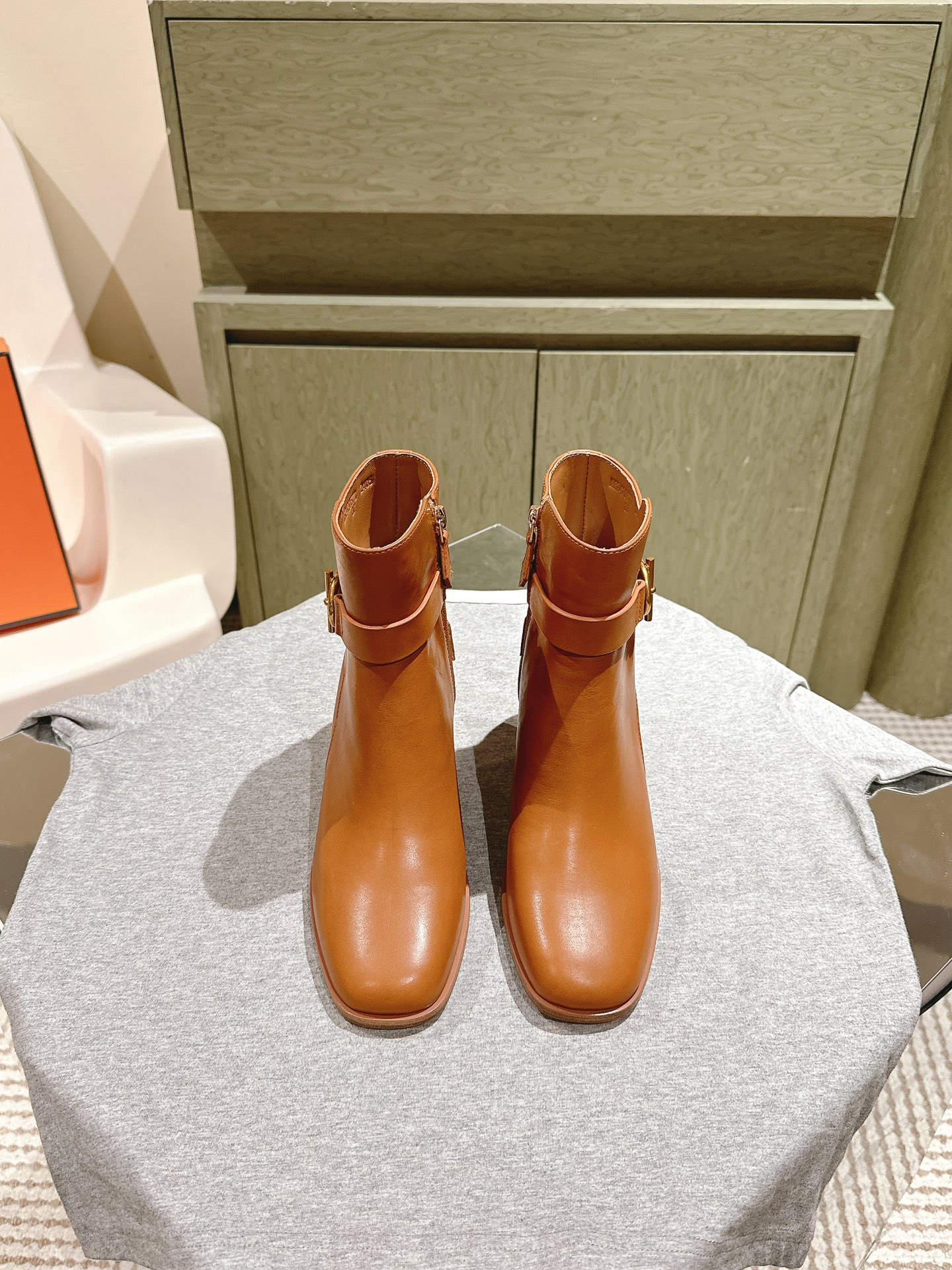 NO:476317,Yangjing Noodle and typhoon noodles | 4 * The latest versatile short boots in the counter!  Advanced new purchasing level!  A popular model by domestic and foreign bloggers, the official website mainly promotes the versatile high heel series!  Material upper is original custom-made fetal cowhide sheep face, inner cowhide original one-to-one steel mold buckle, genuine leather TPU combination sole Size35-40 heel height 6.5cm, with a full set of packaging in the counter!  boots, boots, cowhide, sheep19860909羊京面胎牛面 | 4  * 专柜最新短靴百搭系列！高级上新代购级别！ 国内外博主刷爆的一款,官网主推百搭高跟系列！ 材质鞋面原版定制胎牛皮羊京面,内里牛皮原版一比一钢模扣,真皮TPU组合大底 Size35-40跟高6.5cm 配专柜同步全套包装！,靴子,boots,cowhide,sheep,Women's Shoes