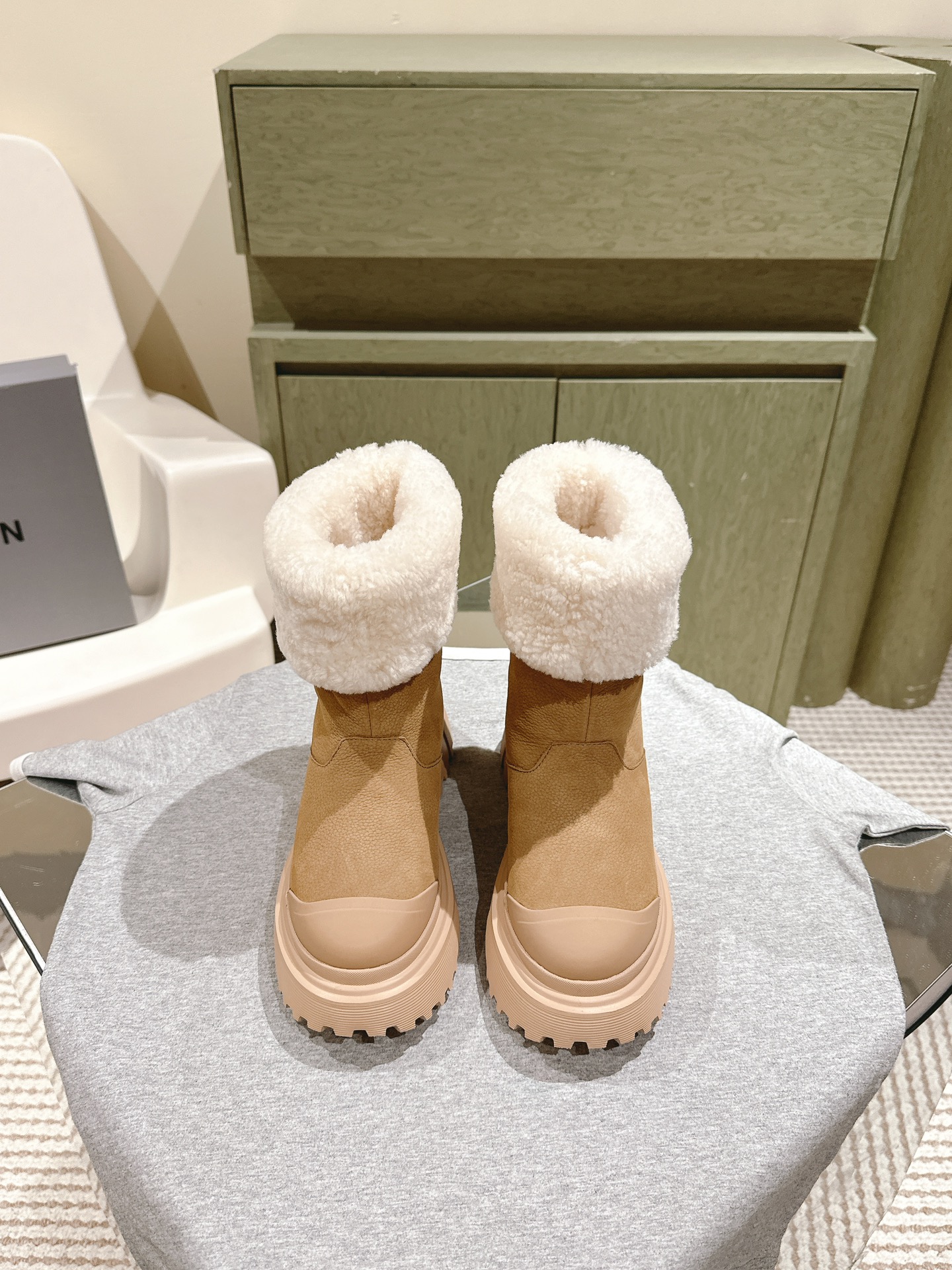 NO:616649,| 4 # Hauge!  New fur boots, new boots for autumn and winter, new interpretation for the first time!  The latest versatile long boots are the same style for many celebrities!  Extremely fashionable and warm!  The upper is original custom-made cowhide suede, the lining is original high-gloss imported wool, the outsole is original comfortable soft sole, and the code number is 35-39 (40, custom-made, non-returnable). The whole set is packaged at the same time at the counter!  ,snow boots,boots,cowhide19860909| 4  # 豪格！新款毛靴 秋冬靴上新 全新的诠释方式首发！最新百搭长短靴众多明星同款！时尚度爆棚～保暖神器！ 鞋面 原版定制牛皮牛反绒 内里原版高光进口羊毛 大底原版舒适软底 码数35-39（ 40、定做不退换） 全套专柜同步包装！,雪地靴,boots,cowhide,Women's Shoes