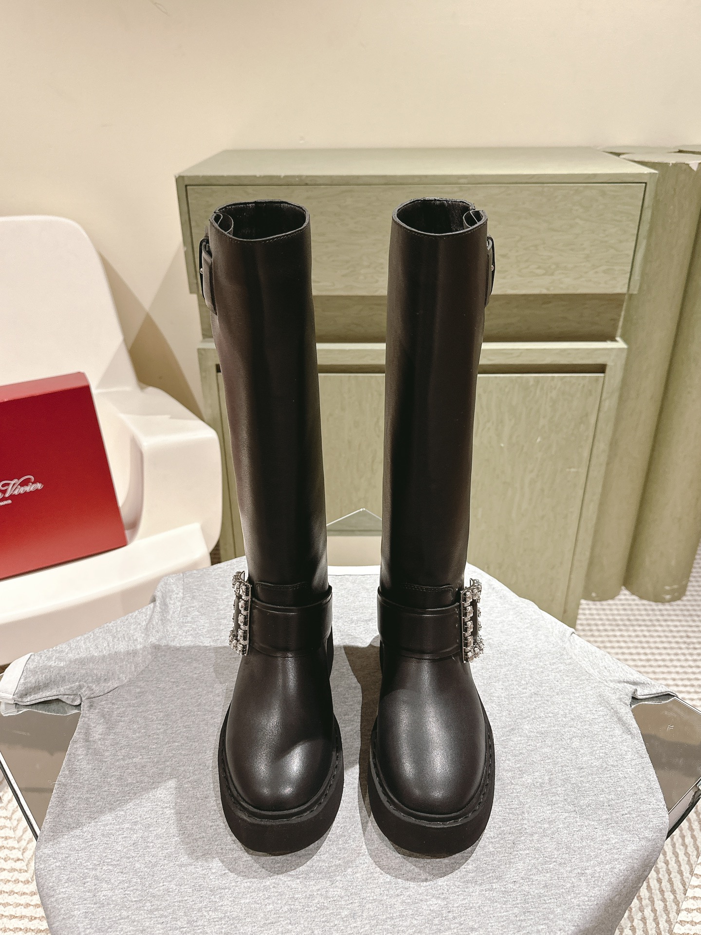 NO:476290,' | | 4 new Yunduo Square Diamond Lace Boot Series in the counter is available ★★★★★★ Identify the top purchase level! Production from Taiwanese factory! Original custom matte cowhide with original mold diamond buckle copper buckle with specific water-dyed mixed soft sheepskin lining, large sole original molded molded foamed and non-slip sole, 4cm thick, shoe size: 35-39 (40 custom made without return) Original counter full set of luxury gift box packaging, boots, boots, cowhide, sheepskin19860909' | | 4  专柜新款云朵方钻系带长靴系列上新 ★★★★★ 认准代购级别顶货！台资工厂出品！ 鞋面原版定制哑光牛皮,配原版开模钻扣铜扣 内里特定水染混种柔软羊皮里 大底原版开模定制发泡防滑大底,底厚4cm 鞋码:35-39（40 定制不退换） 原版专柜全套豪华礼盒包装,靴子,boots,cowhide,sheepskin,Women's Shoes