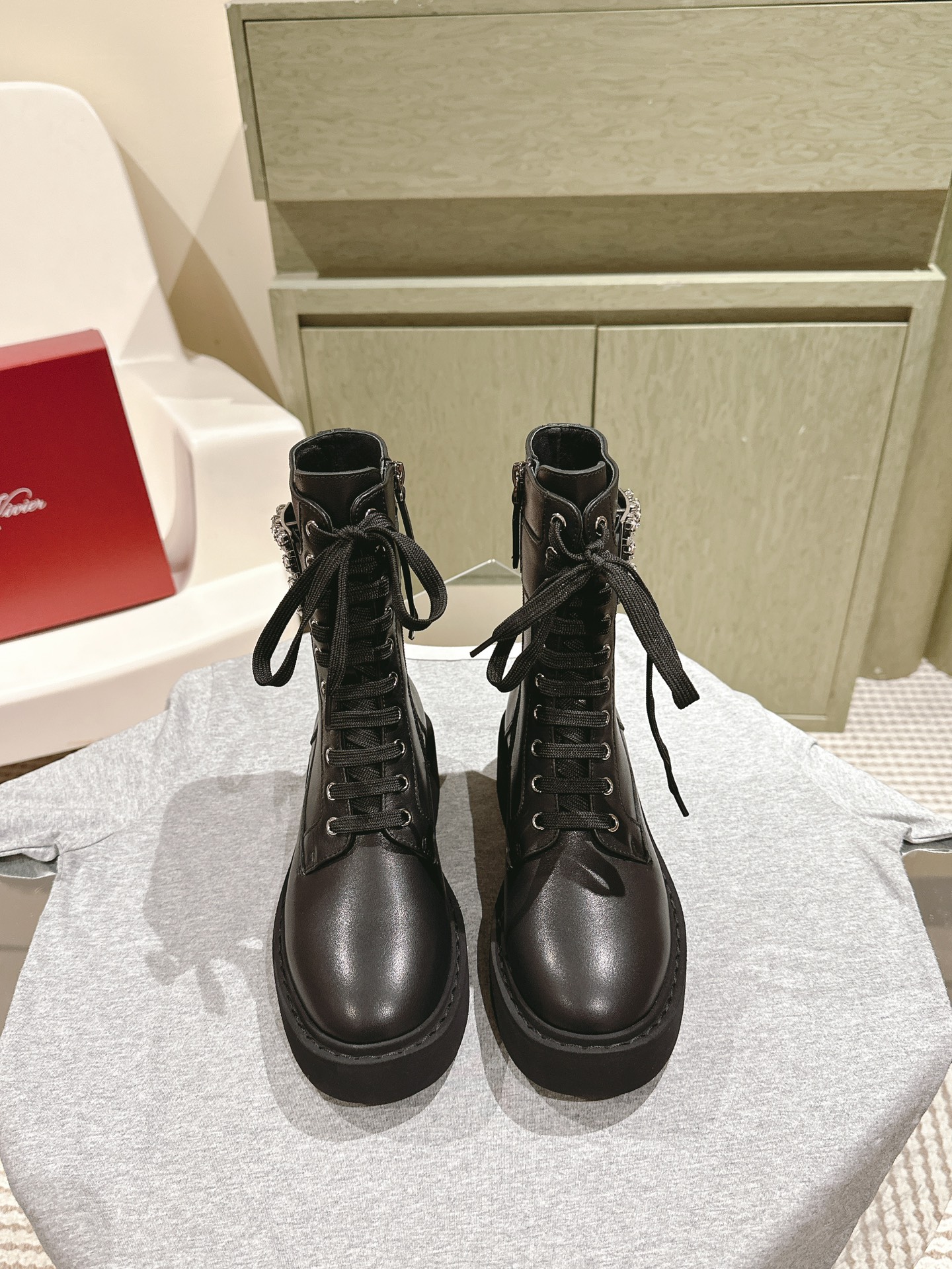 NO:476285,' | | 4 new counter style Yunduo square diamond lace-up short boots are available ★★★★★ Recognize the top purchase level! Production from Taiwanese factory! Original custom calf patent leather matte cowhide with original mold diamond buckle copper buckle Inside specific water dye mixed soft sheepskin lining, original mold opening original mold opening custom foaming and non-slip sole, bottom thickness 3cm Shoe size: 35-39 (40 customized without return) Original counter full set of luxury gift box packaging, boots, boots, cowhide, sheepskin19860909' | | 4  专柜新款云朵方钻系带短靴系列上新 ★★★★★ 认准代购级别顶货！台资工厂出品！ 鞋面原版定制小牛漆皮哑光牛皮,配原版开模钻扣铜扣 内里特定水染混种柔软羊皮里 大底原版开模定制发泡防滑大底,底厚3cm 鞋码:35-39（40 定制不退换） 原版专柜全套豪华礼盒包装,靴子,boots,cowhide,sheepskin,Women's Shoes