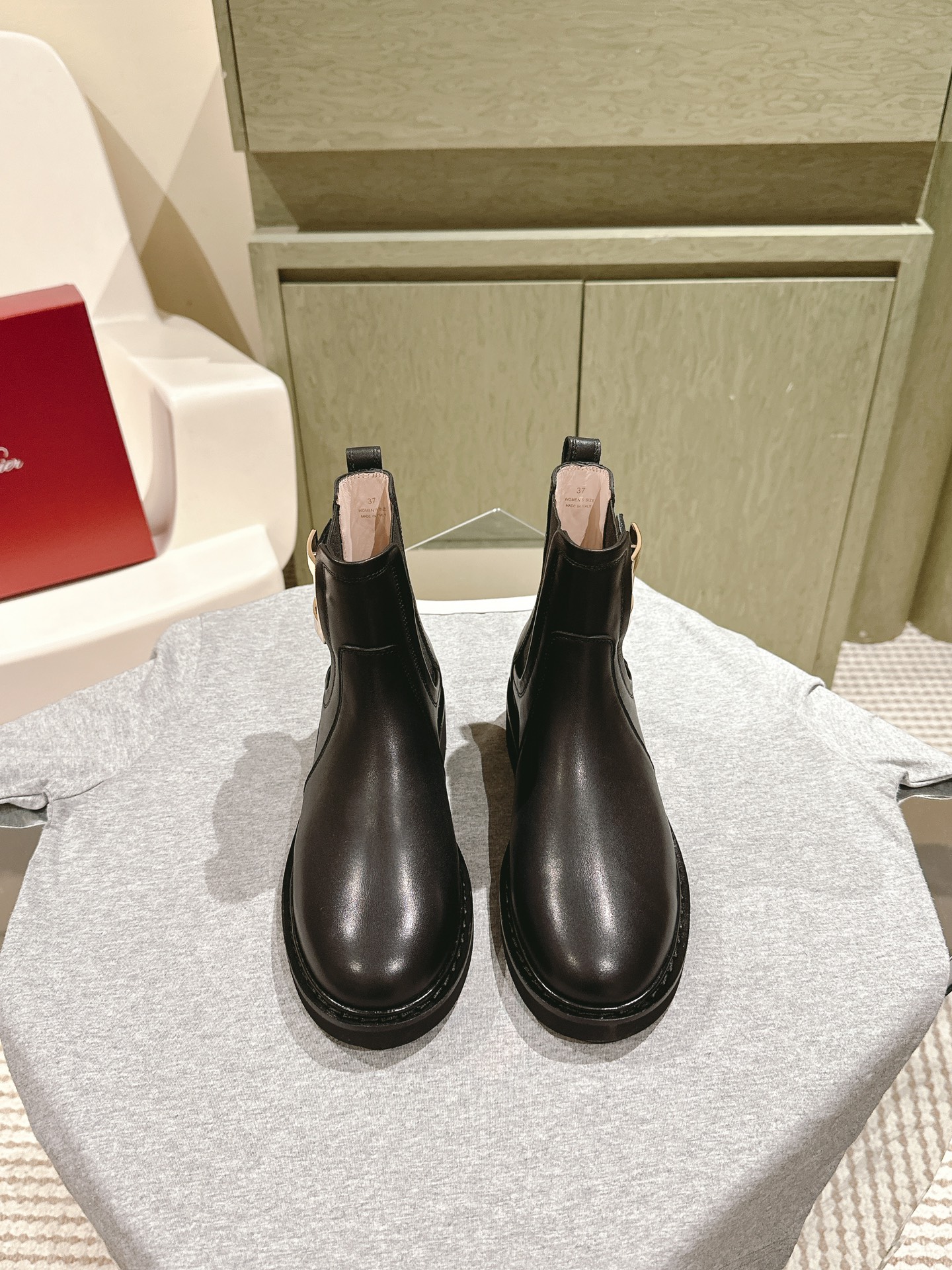 NO:476333,' | | 4 new counter style Yunduo square diamond lace-up short boots are available ★★★★★ Recognize the top purchase level! Production from Taiwanese factory! Original custom calf patent leather matte cowhide with original mold diamond buckle copper buckle Inside specific water dye mixed soft sheepskin lining, original mold opening original mold opening custom foaming and non-slip sole, bottom thickness 3cm Shoe size: 35-39 (40 customized without return) Original counter full set of luxury gift box packaging, boots, boots, cowhide, sheepskin19860909' | | 4  专柜新款云朵方钻系带短靴系列上新 ★★★★★ 认准代购级别顶货！台资工厂出品！ 鞋面原版定制小牛漆皮哑光牛皮,配原版开模钻扣铜扣 内里特定水染混种柔软羊皮里 大底原版开模定制发泡防滑大底,底厚3cm 鞋码:35-39（40 定制不退换） 原版专柜全套豪华礼盒包装,靴子,boots,cowhide,sheepskin,Women's Shoes