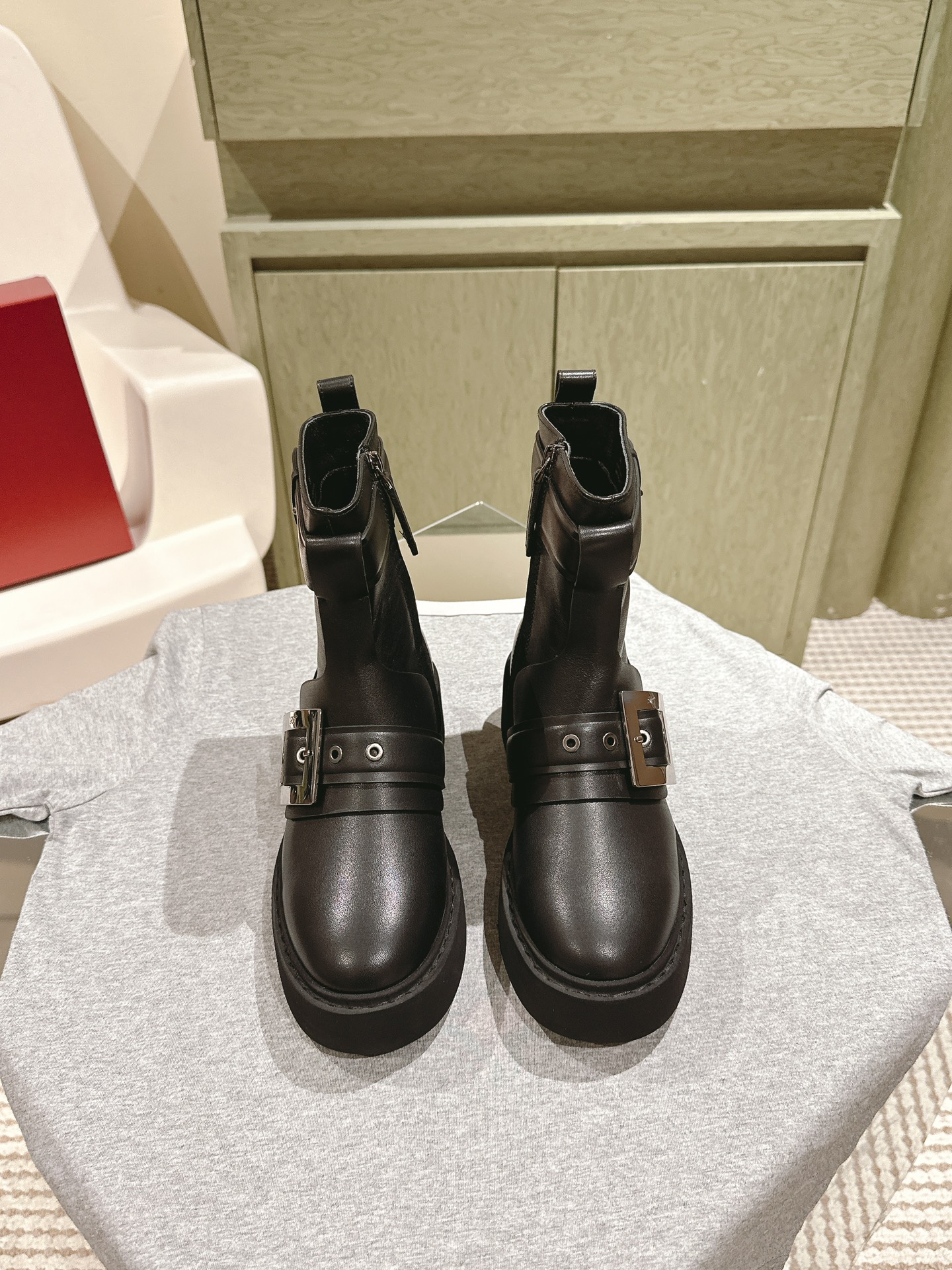 NO:476327,' | | 4 new counter style Yunduo square diamond lace-up short boots are available ★★★★★ Recognize the top purchase level! Production from Taiwanese factory! Original custom calf patent leather matte cowhide with original mold diamond buckle copper buckle Inside specific water-dyed mixed soft sheepskin lining, original mold opening custom foaming and non-slip sole, 4cm thick, shoe size: 35-39 (40 customized, non-return and exchange) Original counter full set of luxury gift box packaging, boots, boots, cowhide, sheepskin19860909' | | 4  专柜新款云朵方钻系带短靴系列上新 ★★★★★ 认准代购级别顶货！台资工厂出品！ 鞋面原版定制小牛漆皮哑光牛皮,配原版开模钻扣铜扣 内里特定水染混种柔软羊皮里 大底原版开模定制发泡防滑大底,底厚4cm 鞋码:35-39（40 定制不退换） 原版专柜全套豪华礼盒包装,靴子,boots,cowhide,sheepskin,Women's Shoes