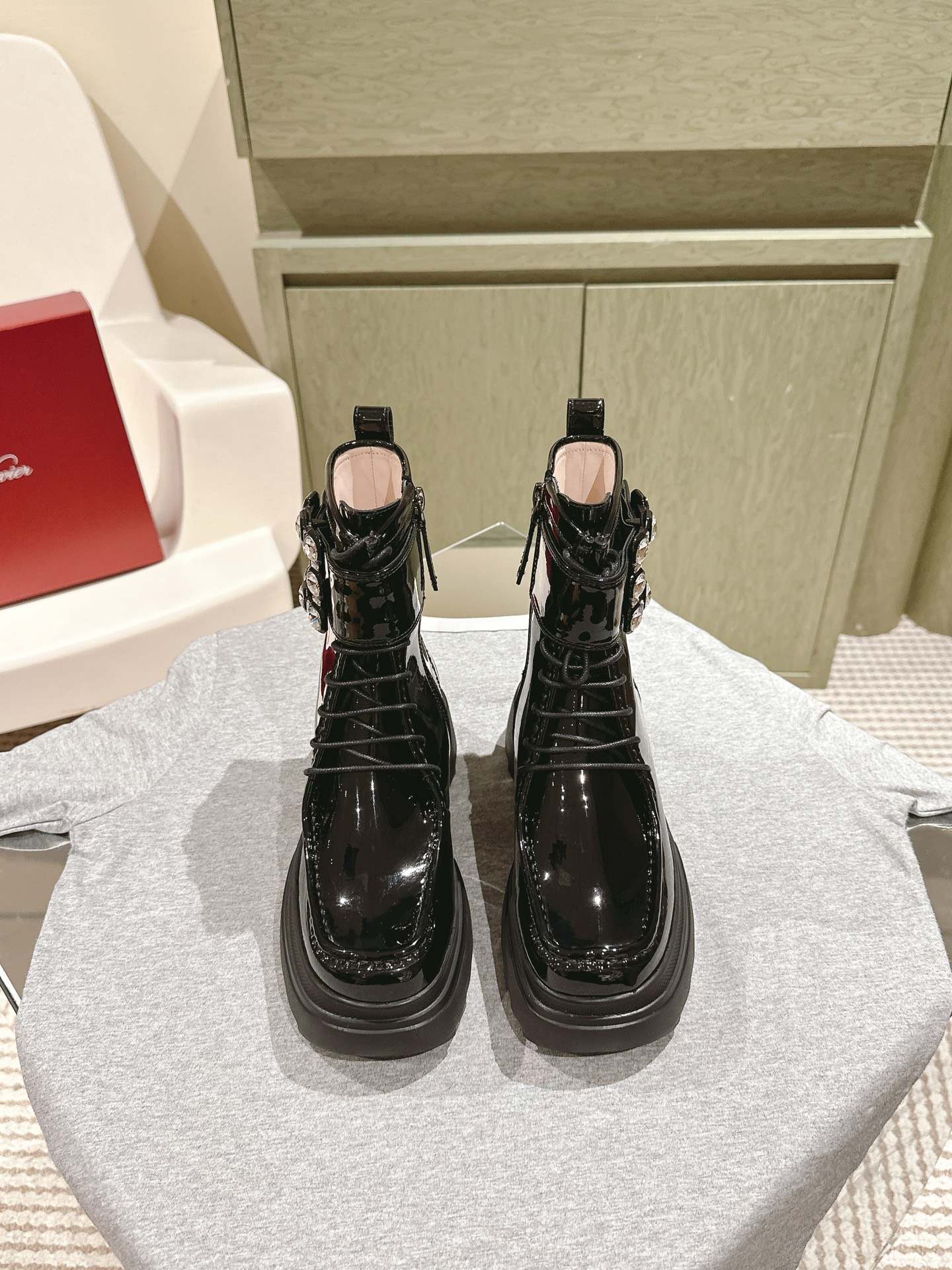 NO:476321,' | | 4 new counter style Yunduo square diamond lace-up short boots are available ★★★★★ Recognize the top purchase level! Production from Taiwanese factory! Original custom calf patent leather matte cowhide with original mold diamond buckle decoration Inside specific water dye mixed soft sheepskin lining, original mold opening custom foaming and non-slip sole, bottom thickness 5.5cm Shoe size: 35-39 (40 customized, non-return and exchange) Original counter full set of luxury gift box packaging, boots, boots, cowhide, sheepskin19860909' | | 4  专柜新款云朵方钻系带短靴系列上新 ★★★★★ 认准代购级别顶货！台资工厂出品！ 鞋面原版定制小牛漆皮哑光牛皮,配原版开模钻扣饰 内里特定水染混种柔软羊皮里 大底原版开模定制发泡防滑大底,底厚5.5cm 鞋码:35-39（40 定制不退换） 原版专柜全套豪华礼盒包装,靴子,boots,cowhide,sheepskin,Women's Shoes