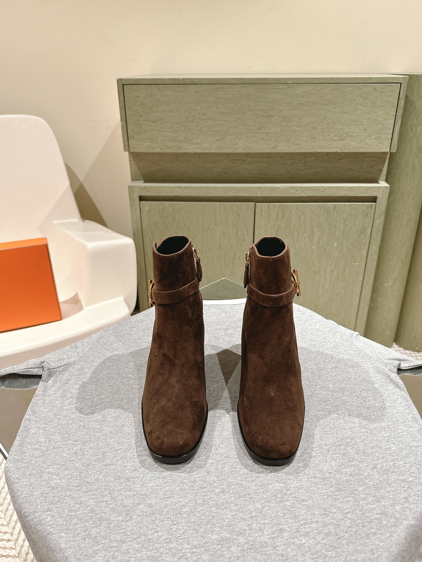 NO:476260,Yangjing Noodle and typhoon noodles | 4 * The latest versatile short boots in the counter!  Advanced new purchasing level!  A popular model by domestic and foreign bloggers, the official website mainly promotes the versatile high heel series!  Material upper is original custom-made fetal cowhide sheep face, inner cowhide original one-to-one steel mold buckle, genuine leather TPU combination sole Size35-40 heel height 6.5cm, with a full set of packaging in the counter!  boots, boots, cowhide, sheep19860909羊京面胎牛面 | 4  * 专柜最新短靴百搭系列！高级上新代购级别！ 国内外博主刷爆的一款,官网主推百搭高跟系列！ 材质鞋面原版定制胎牛皮羊京面,内里牛皮原版一比一钢模扣,真皮TPU组合大底 Size35-40跟高6.5cm 配专柜同步全套包装！,靴子,boots,cowhide,sheep,Women's Shoes