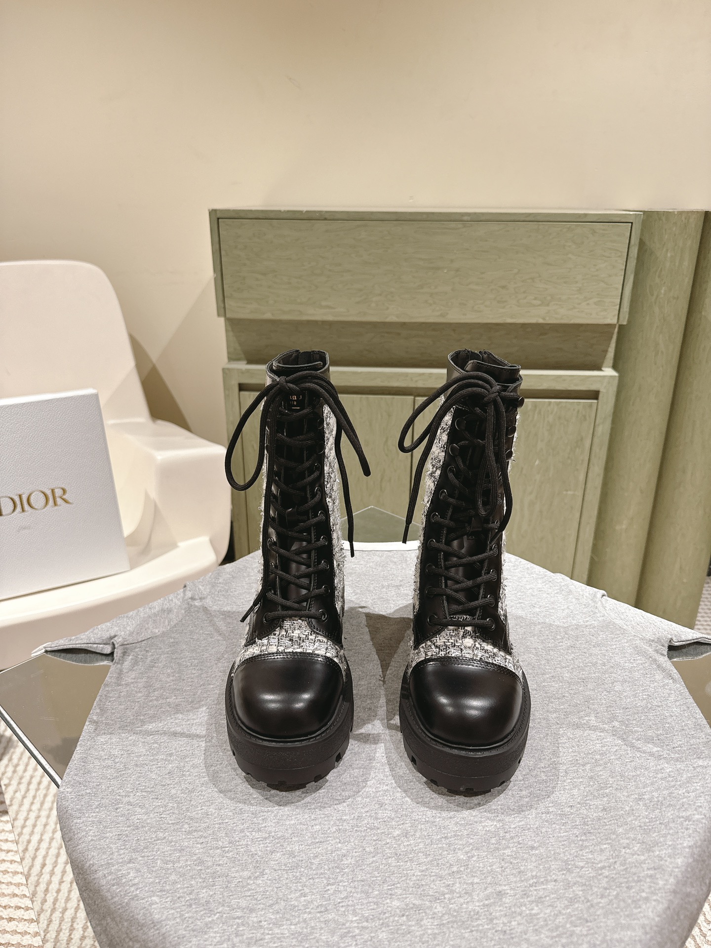 NO:476262,| 4 Dio…r new arrival~ Iron Locomotive military boot style, very handsome!  Classic round toe shape, and the details of the heel echo!  The three-dimensional golden letter logo of the back, full of details!  The upper has high-density electric embroidery technology, and the counter focuses on high-quality goods!  The shoe body is selected for calf leather material, and the electric embroidery craftsmanship is selected for lambskin material, and the boot is extremely soft and comfortable!  Top quality 35-41 40 41 Custom made Full set of counter synchronous gift box packaging!  boots,dior,boots,cowhide,sheepskin19860909| 4 Dio…r new arrival～ Iron 机车军靴风格,帅爆啦！ 经典圆头造型,鞋跟细节相呼应！ 后帮立体金色字母logo,细节满满！鞋面高密度电绣工艺,专柜主打高货！ 鞋身甄选小牛皮材质电绣重工艺,标志性菱格刺绣靴筒甄选小羊皮材质,靴筒柔软舒适至极！ 顶级精品 35-41 40 41定做 全套专柜同步礼盒包装！,靴子,dior,boots,cowhide,sheepskin,Women's Shoes