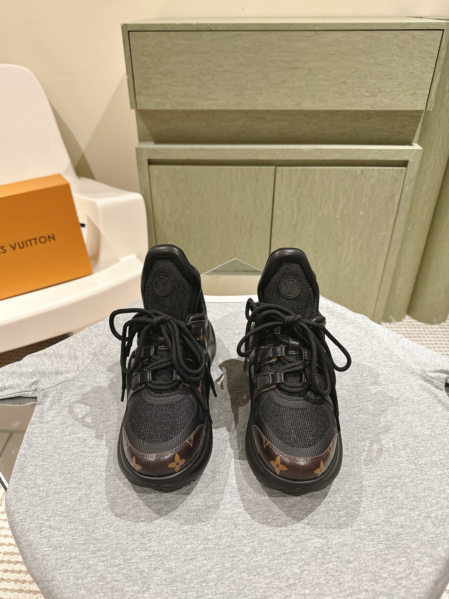 NO:486337,Brand new upgraded version | 4 LV Archlight series new arch bridge dad shoes, Di Lieba, Zhong Chuxi, and Song Yanfei are all loyal fans of dad shoes ~ The new product series in the early spring has added more color details, and the girl is full of heart!  Showing your youthful vitality, your daily outfits are super eye-catching. The new mesh is really beautiful!  It's so beautiful that I can't take my eyes off!  The classic arch design has always been called a beautiful leg artifact!  Absolutely man-friendly, the upper is consistent with cowhide, wear-resistant, and the original mold-opening TPU is a long-lasting TPU, shock-absorbing and wear-resistant, with excellent rebound force, and it looks slim and light and comfortable!  Increase height 5cm Size35-40 full set of packaging 40 size customization without return or replacement, dad shoes, louis vuitton, cowhide19860909全新升级版| 4  LV Archlight系列新款拱桥老爹鞋 迪丽热巴 钟楚曦 宋妍霏都是老爹鞋的忠实粉丝 ～早春新品系列加入了更多配色细节,少女心爆棚！尽显青春活力,日常穿搭超级抢眼.新增网面,实在太好看！美到移不开眼！经典的拱形设计,一向被称之为美腿神器！绝对的人手必备 鞋面原版一致牛皮,耐穿耐磨 大底原版开模TPU,减震耐磨,回弹力超好,上脚巨显瘦.轻盈舒适！增高5cm Size35-40 全套包装 40码定制不退不换,老爹鞋,louis vuitton,cowhide,Women's Shoes