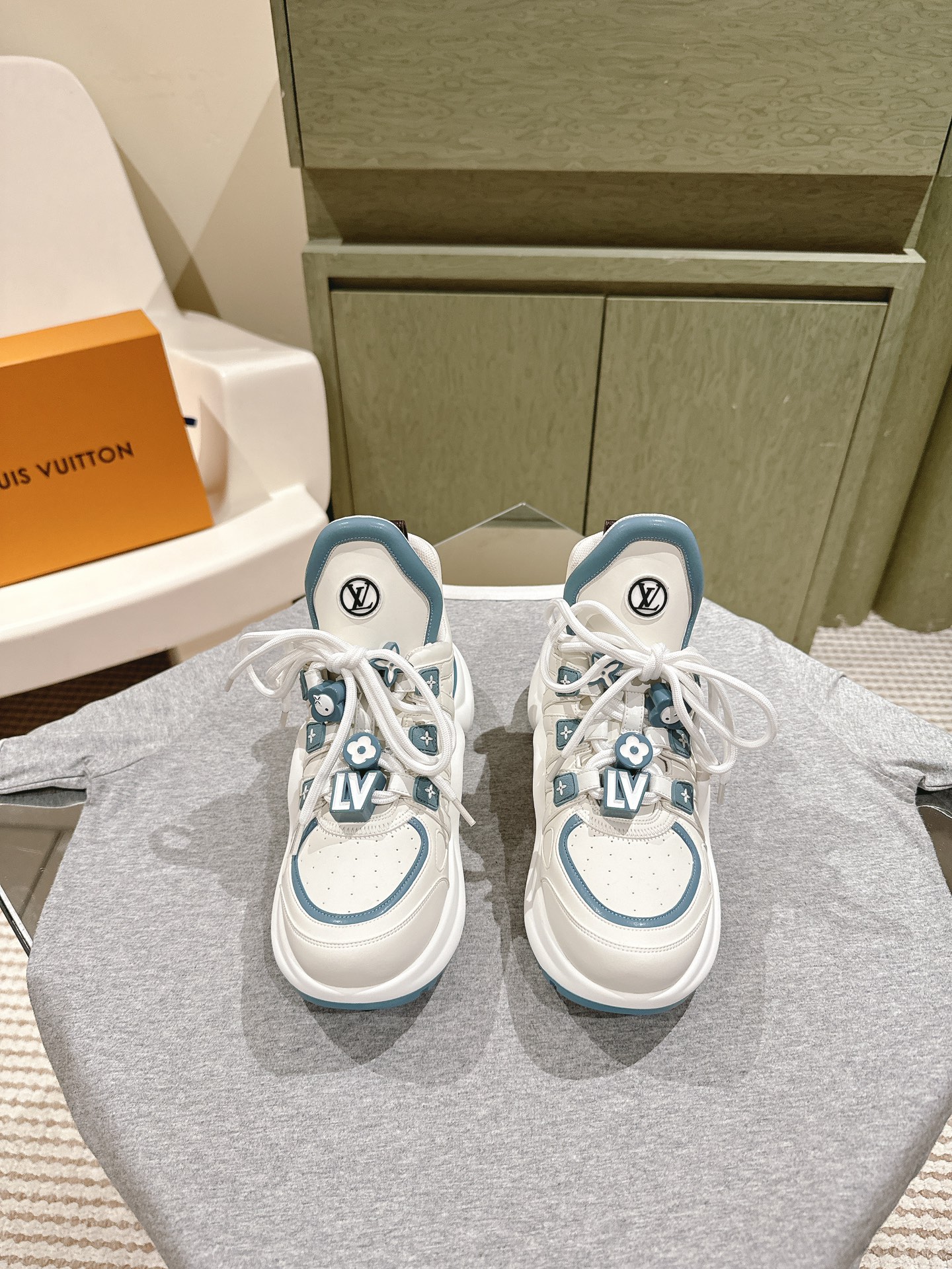 NO:747459,New upgraded version | 4 LV Archlight series new arch bridge dad shoes. Dilireba, Zhong Chuxi, and Song Yanfei are all loyal fans of dad shoes ~ The new product series in early spring has added more color matching details, which will make girls excited!  Showing youthful vitality, the daily wear is super eye-catching. The new mesh is added, it is really beautiful!  Too beautiful to take your eyes away!  The classic arch design has always been called the artifact of beautiful legs!  An absolute must-have for everyone. The upper is made of original cowhide leather, which is durable and wear-resistant. The outsole is made of original molded TPU, which is shock-absorbing and wear-resistant. It has super good resilience and makes the upper foot look slimmer. It is light and comfortable!  Height increased by 5cm, Size35-40, full package, size 40 customized, non-returnable, non-exchangeable, dad shoes, louis vuitton, cowhide19860909全新升级版| 4  LV Archlight系列新款拱桥老爹鞋 迪丽热巴 钟楚曦 宋妍霏都是老爹鞋的忠实粉丝 ～早春新品系列加入了更多配色细节,少女心爆棚！尽显青春活力,日常穿搭超级抢眼.新增网面,实在太好看！美到移不开眼！经典的拱形设计,一向被称之为美腿神器！绝对的人手必备 鞋面原版一致牛皮,耐穿耐磨 大底原版开模TPU,减震耐磨,回弹力超好,上脚巨显瘦.轻盈舒适！增高5cm Size35-40 全套包装 40码定制不退不换,老爹鞋,louis vuitton,cowhide,Women's Shoes