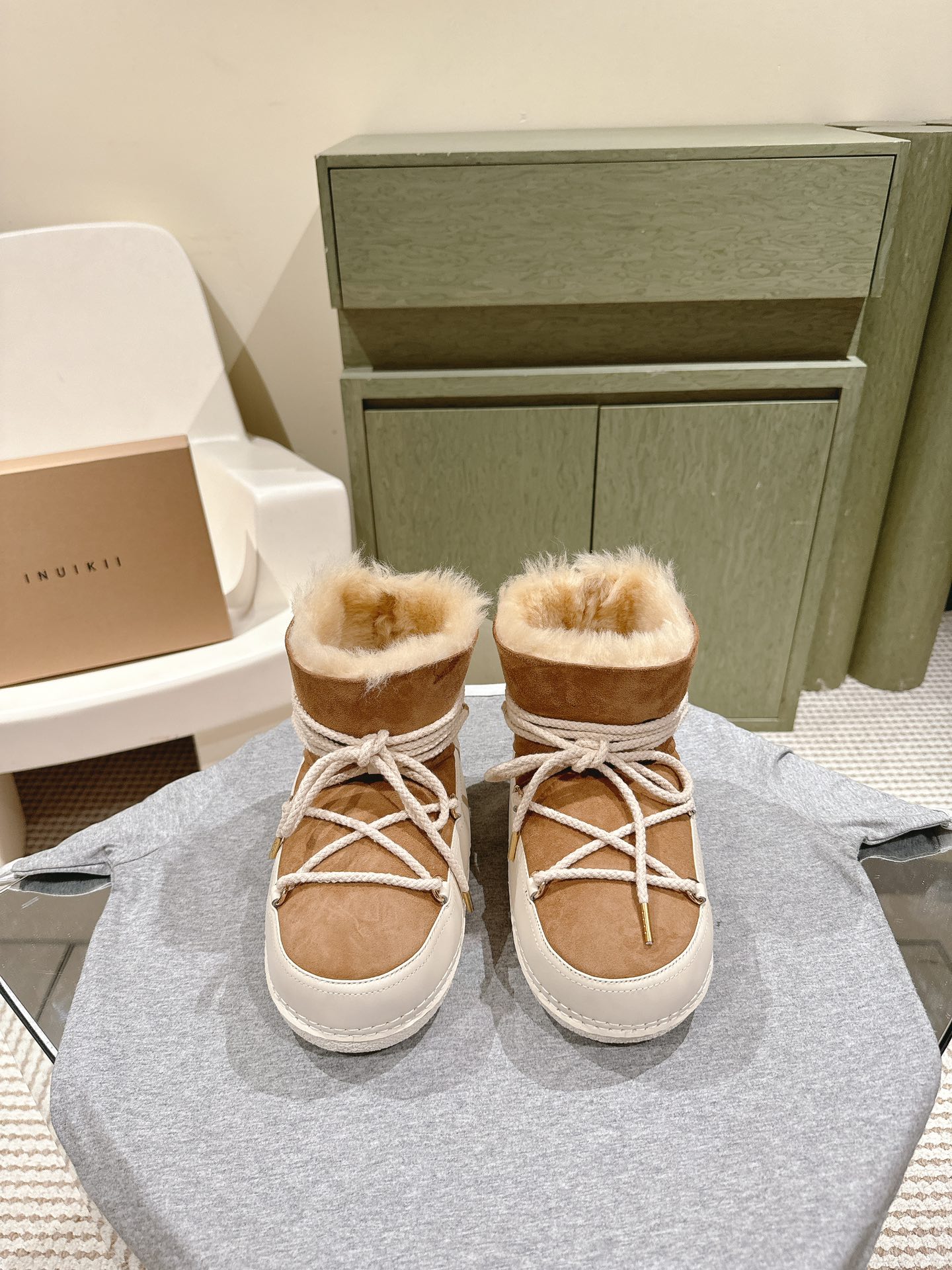 NO:476195,INUIKII trendy brand wool integrated snow boots | 4 new counters synchronized winter thick-soled boots. This sponge cake thick-soled boots are very popular this year. They are super cool (increased) and have a strong personality!  Trendy styles bomb the streets!  The same style as major internet celebrities!  Hot style: imported down leather and wool, thick sole, sponge cake with logo, anti-slip sole, this shoe is very comfortable on the feet, and the foot feels great. The sole is 4.5cm thick, size 35-40, 40 customized!  Full set of simultaneous gift boxes for counters!  ,boots,boots,down jacket,cowhide19860909INUIKII潮牌羊毛一体雪地靴 | 4 新款专柜同步冬季厚底靴,这款松糕厚底靴今年非常爆,穿上（增高）超酷个性非常强！潮派炸街！各大网红明星同款！爆款 面料进口羽绒牛皮面羊毛一体 厚底松糕,带logo 防滑鞋底,这款鞋子上脚非常舒服,脚感很棒 底厚4.5cm 码数35-40 40定制！ 全套专柜同步礼盒包装！,靴子,boots,down jacket,cowhide,Women's Shoes