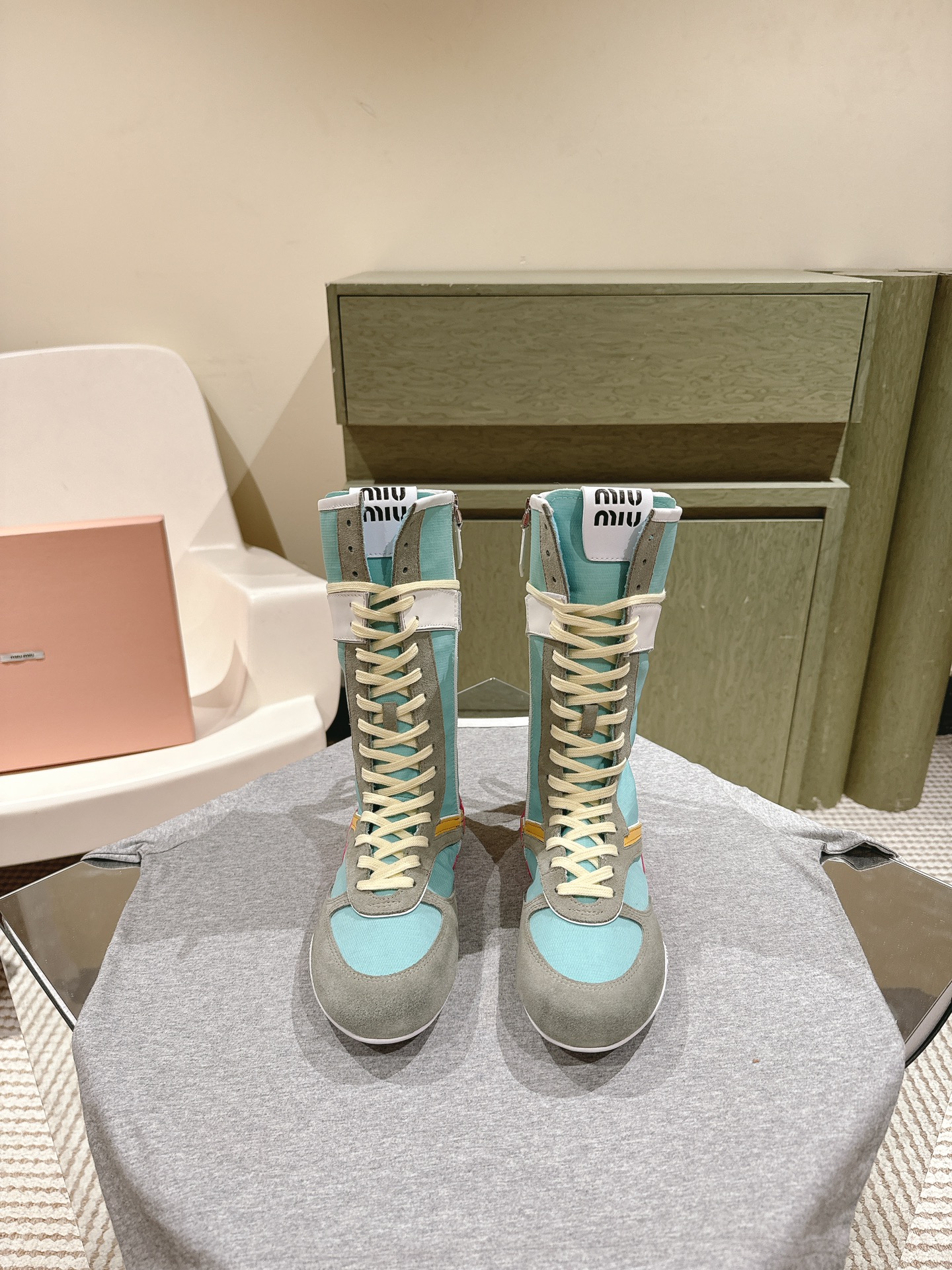 NO:164389,MIUMIU | 4 new cloth boots~ Popular shoes with a good appearance. One that has to be bought ~ old fashioned, simple and high-end. It is very comfortable to match with the feet casually, and it is a must-have for the year!  The latest sports white shoes on the counter are popular with domestic and foreign bloggers. The Little Red Book Grass Series, the retro and fashionable and beautiful sports shoes design, and the recognizable tongue creates a Buddhist sweet casual style~~ The aura of the foot is very casual, and the first layer of cowhide is made of silk cowhide, silk cowhide, original TPU vacuum thick sole, retro color and old!  Size.35-4040 Customized, Boots, Miumiu, Boots, Cowhide19860909MIUMIU 缪缪 | 4 新款布靴~ 颜值担当火爆款鞋 不得不入的一款～做旧时尚,简约高级 随意搭配上脚非常舒适,年度必入款！ 专柜最新走秀款运动小白鞋国内外博主刷爆的一款,小红书种草系列,复古又时髦上脚美炸了简约的运动板鞋设计,极具辨识度的鞋舌,打造佛系甜美的休闲风~~上脚气场十足随意搭配, 选用头层牛皮材质,内里丝绸牛皮里,原版TPU抽真空厚底,复古擦色做旧！ Size.35-4040定制,靴子,miumiu,boots,cowhide,Women's Shoes