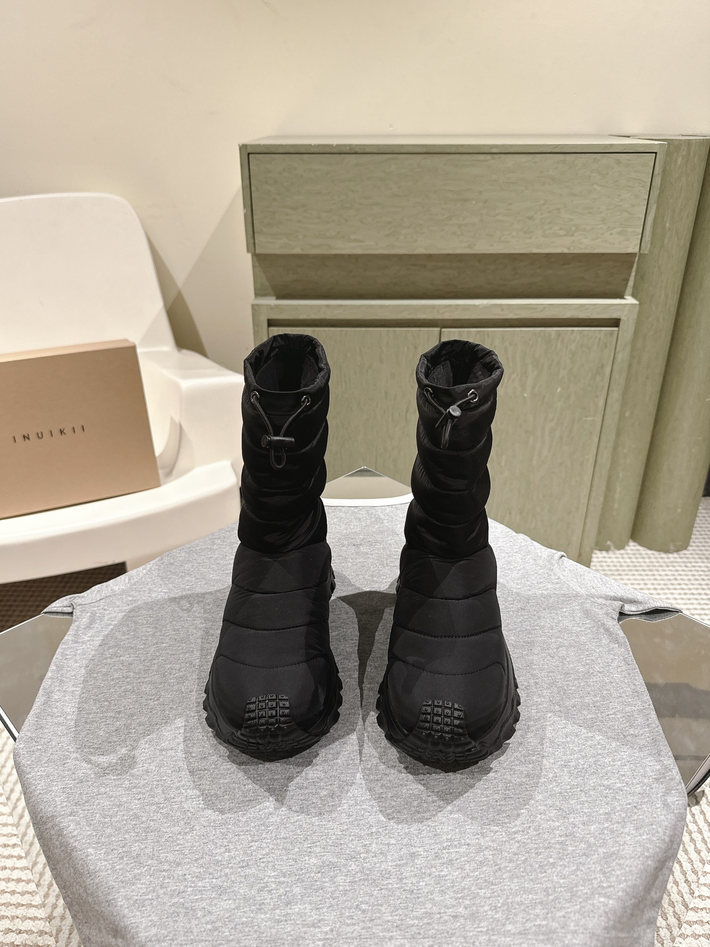 NO:476203,INUIKII trendy snow boots | 4 new counters synchronized winter thick-soled boots. This sponge cake thick-soled boots are very popular this year. They are super cool (increased) and have a strong personality!  Trendy styles bomb the streets!  The same style as major internet celebrities!  Imported sponge cloth wool, thick-soled sponge cake with logo, anti-slip sole, this shoe is very comfortable on the feet, and the foot feels great. The sole is 4.5cm thick, size 35-40, 40 customized!  Full set of simultaneous gift boxes for counters!  ,boots,boots19860909INUIKII潮牌雪地靴| 4 新款专柜同步冬季厚底靴,这款松糕厚底靴今年非常爆,穿上（增高）超酷个性非常强！潮派炸街！各大网红明星同款！ 面料进口海绵布面羊毛 厚底松糕,带logo 防滑成型鞋底,这款鞋子上脚非常舒服,脚感很棒 底厚4.5cm 码数35-40 40定制！ 全套专柜同步礼盒包装！,靴子,boots,Women's Shoes