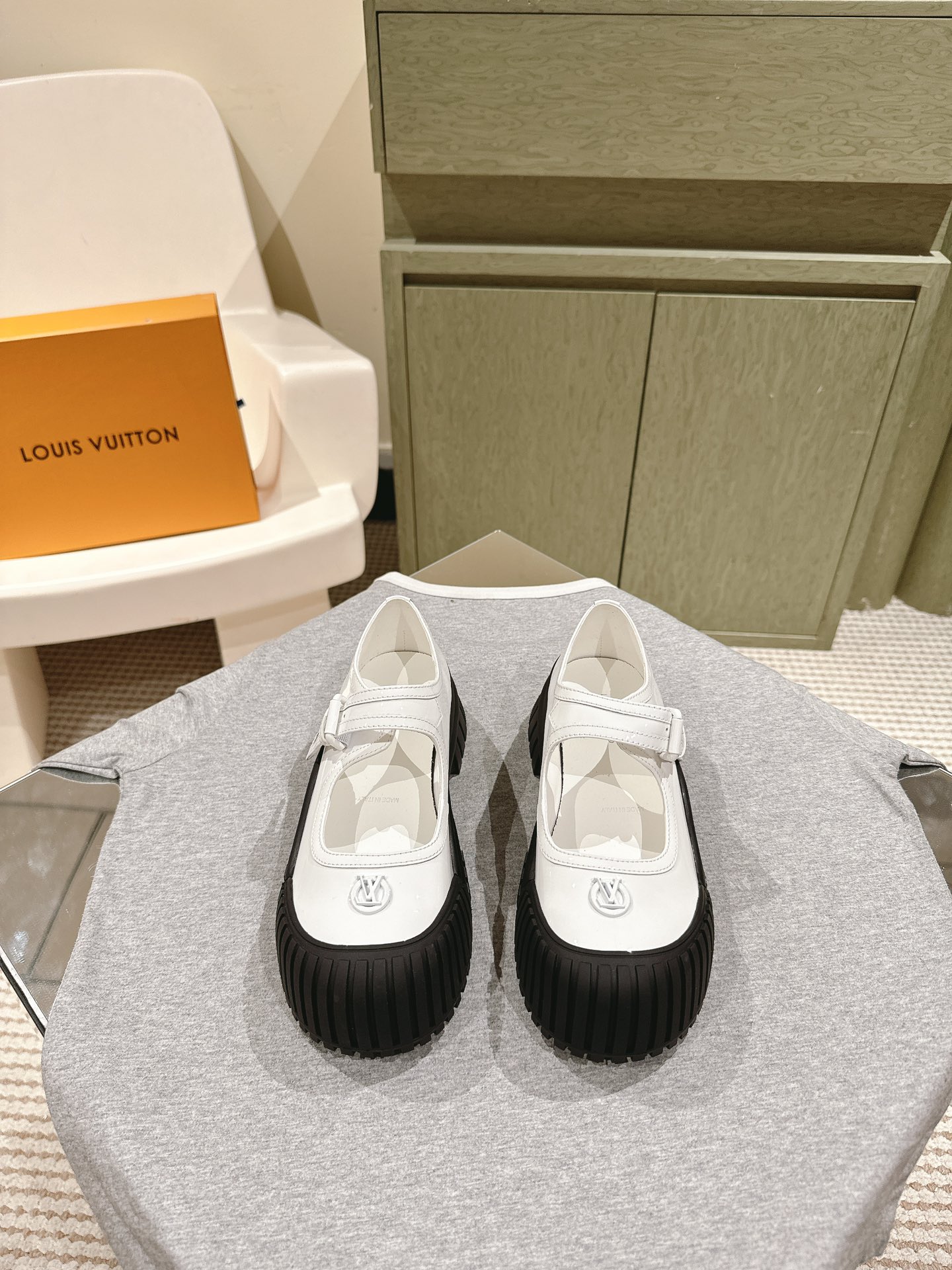 NO:476188,| 4 Classic Upgraded LV Louis Vuitton Boots!  This thick-soled sponge cake series is very exciting every year, wearing it with height enhancement effect, and leading fashionably absolutely yyds!  Glossy and straps are available!  Imported fabric cowhide!  Sheepskin inner. Thick shoes are very comfortable to wear, and the foot feels great. The original one-to-one mold opening sole is 5cm tall and the size is 35-40 with counter packaging!  , casual shoes / sneakers , louis vuitton , louis vuitton , boots , sneakers , cowhide , sheepskin19860909| 4  经典升级版本LV 路易威登短靴！ 这款松糕厚底系列每年都是非常爆,穿上增高效果,和时尚的引领绝对的yyds！光面和绑带可选！ 面料进口牛皮！羊皮内里.厚这款鞋子上脚非常舒服,脚感很棒原版一比一开模大底 跟高5cm 码数35-40配专柜包装！,休闲鞋/运动鞋,louis vuitton,louis vuitton,boots,sneakers,cowhide,sheepskin,Women's Shoes