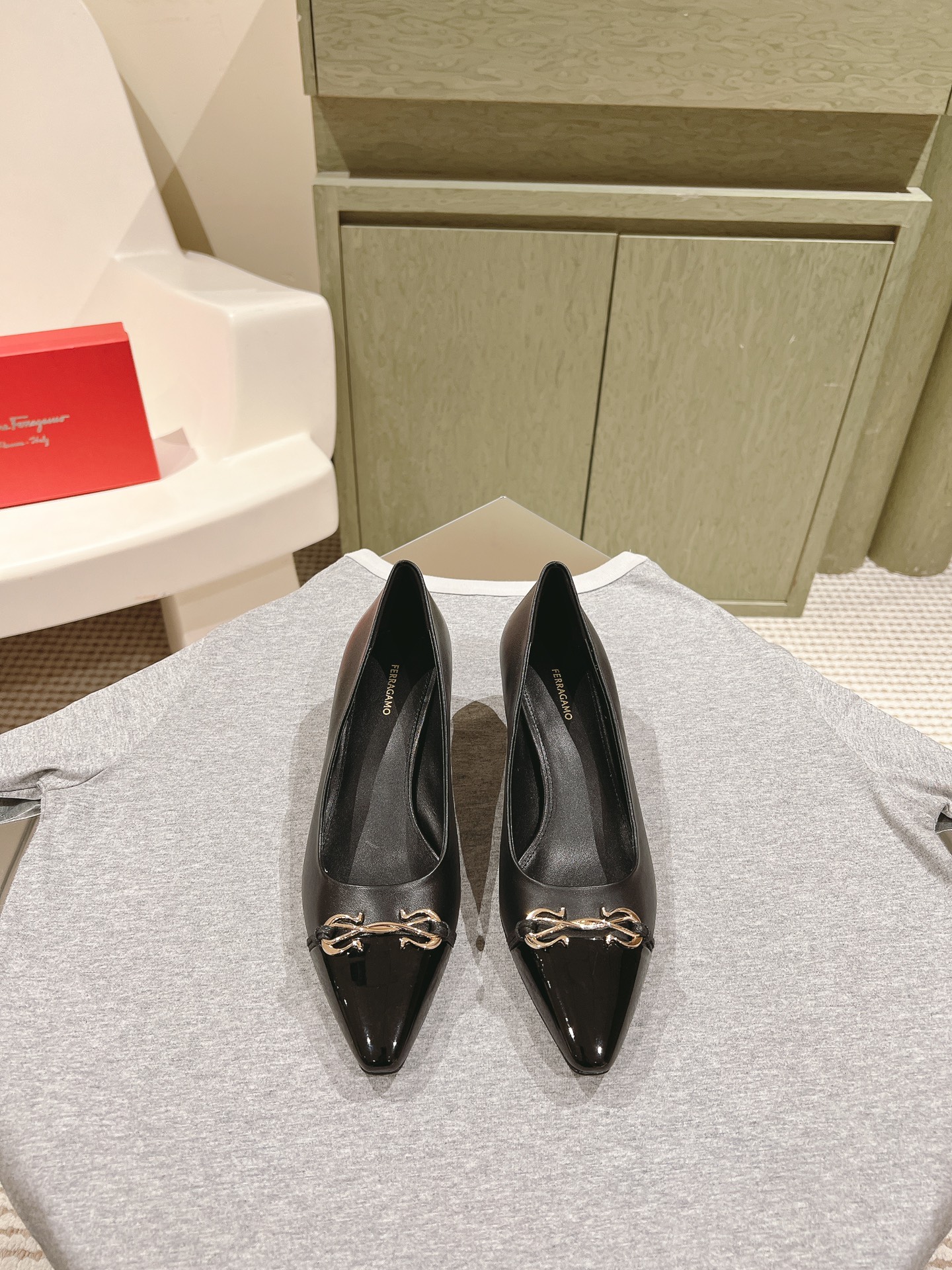 NO:476155,| 4 Ferragam' Ferragam counter spring and summer series new square head bow design, smooth shoe lines, excellent style, comfortable on the feet, plump and slim. Extended legs, imported calfskin with high-quality hardware buckle, lambskin lining, Italian high density leather outsole, heel height 4.5cm Size35-39 (customizable at 34/40), single shoes, ferragamo, ferragamo, cowhide, sheepskin, Leather soles19860909| 4 Ferragam' 菲拉格慕专柜春夏系列新品方头蝴蝶结设计,鞋型线条流畅 版型超赞 上脚舒适.饱满显瘦.拉长腿部线条 进口小牛皮配高定五金扣 小羊皮内里 意大利高密度真皮大底 跟高4.5cm Size35-39（34/40可定制）,单鞋,ferragamo,ferragamo,cowhide,sheepskin,Leather soles,Women's Shoes