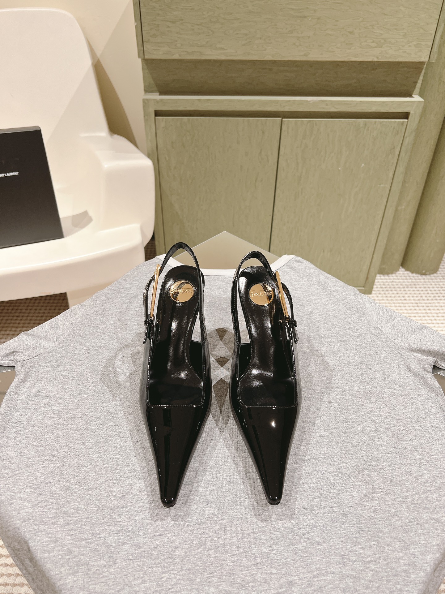 NO:476177,| 4 YSL Saint Laurent Goddess High-quality Goods Juezi Counter Laurent's latest series of new products!  ★★★★★★ Top purchasing agent version, super exquisite one to one zero distance creation!  Create the best shoes with the best materials!  The gorgeous hardware buckle pointed toe, stiletto heels, neat, classic and timeless design lines and colorful tones, are definitely the favorite of high heel fans in the shoe cabinet. ━━━━━━━━━━━━━━━━━━━━━━━━━━━━━━━━━━━━━━━━━━━━━━━━━━━━━━━━━━━━━━━━━━━━━━━━━━━━━━━━━━━━━━━━━━━━━━━━━━━━━━━━━━━━━━━━━━━━━━━━━━━━━━━━━━━━━━━━━━━━━━━━━━━━━━━━━━�   Size 35-42 (.40 41.42 custom made without return) Heel height 8cm, high heel sandals, saint laurent, saint laurent, sandals, high heels19860909| 4  YSL圣罗兰女神高货绝绝子专柜最新系列新品！ ★★★★★ 顶级代购版本 超精致一比一零离距打造！用最好料材打造最好鞋子！ 五金华丽扣尖头 细高跟 利落、经典永恒的设计线条和缤纷色调,绝对是高跟鞋迷们鞋柜里的挚爱 ━━━━━━━━━━━━ 材料意大利进口牛漆皮,五金铜模镶嵌 /顶羊级皮内里 / 意大利真大皮底！ 码数35－42（.40 41.42定做不退换） 跟高8cm,高跟鞋凉鞋,saint laurent,saint laurent,sandals,high heels,Women's Shoes