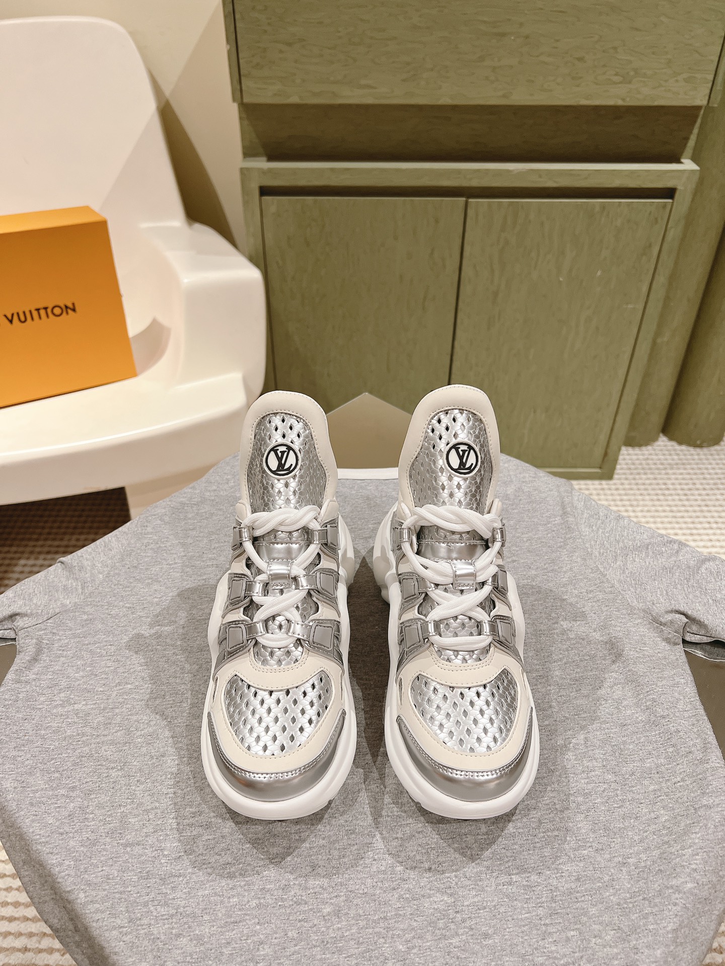 NO:476165,Brand new upgraded version | 4 LV Archlight series new arch bridge dad shoes, Di Lieba, Zhong Chuxi, and Song Yanfei are all loyal fans of dad shoes ~ The new product series in the early spring has added more color details, and the girl is full of heart!  Showing your youthful vitality, your daily outfits are super eye-catching. The new mesh is really beautiful!  It's so beautiful that I can't take my eyes off!  The classic arch design has always been called a beautiful leg artifact!  Absolutely man-friendly, the upper is consistent with cowhide, wear-resistant, and the original mold-opening TPU is a long-lasting TPU, shock-absorbing and wear-resistant, with excellent rebound force, and it looks slim and light and comfortable!  Increase height 5cm Size35-40 full set of packaging 40 size customization without return or replacement, dad shoes, louis vuitton, cowhide19860909全新升级版| 4  LV Archlight系列新款拱桥老爹鞋 迪丽热巴 钟楚曦 宋妍霏都是老爹鞋的忠实粉丝 ～早春新品系列加入了更多配色细节,少女心爆棚！尽显青春活力,日常穿搭超级抢眼.新增网面,实在太好看！美到移不开眼！经典的拱形设计,一向被称之为美腿神器！绝对的人手必备 鞋面原版一致牛皮,耐穿耐磨 大底原版开模TPU,减震耐磨,回弹力超好,上脚巨显瘦.轻盈舒适！增高5cm Size35-40 全套包装 40码定制不退不换,老爹鞋,louis vuitton,cowhide,Women's Shoes