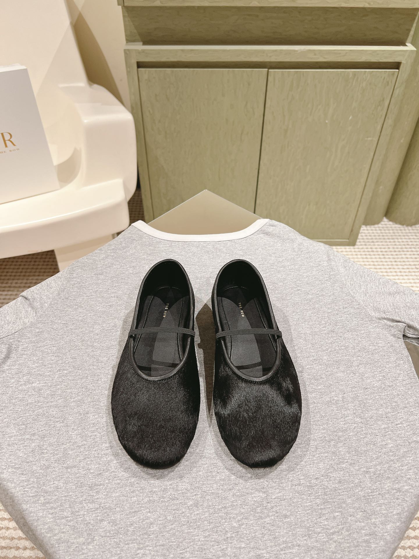 NO:476154,The row | 4 The new autumn and winter style Mary Jane, you can always believe the row. Minimalist and retro are synonyms for them. As simple as ever, it has a sense of design, simple and smooth lines, and full of details. 1:1 customized special suede fabric, sheepskin inner lining, paired private mold bottom, size 35-39# (40# customized without return and exchange) Full set of special counter synchronous gift box packaging!  ,Mary Jane,Mary Jane,Sheepskin19860909The row | 4 秋冬新款玛丽珍你可以永远相信the row ,极简、复古是他们的代名词一如既往的简单,有设计感,线条简洁流畅,细节满满1:1订制特殊绒面料,羊皮内里,对版私模大底, 尺码35-39#（40#订做不退换） 全套专柜同步礼盒包装！,玛丽珍,mary jane,sheepskin,Women's Shoes