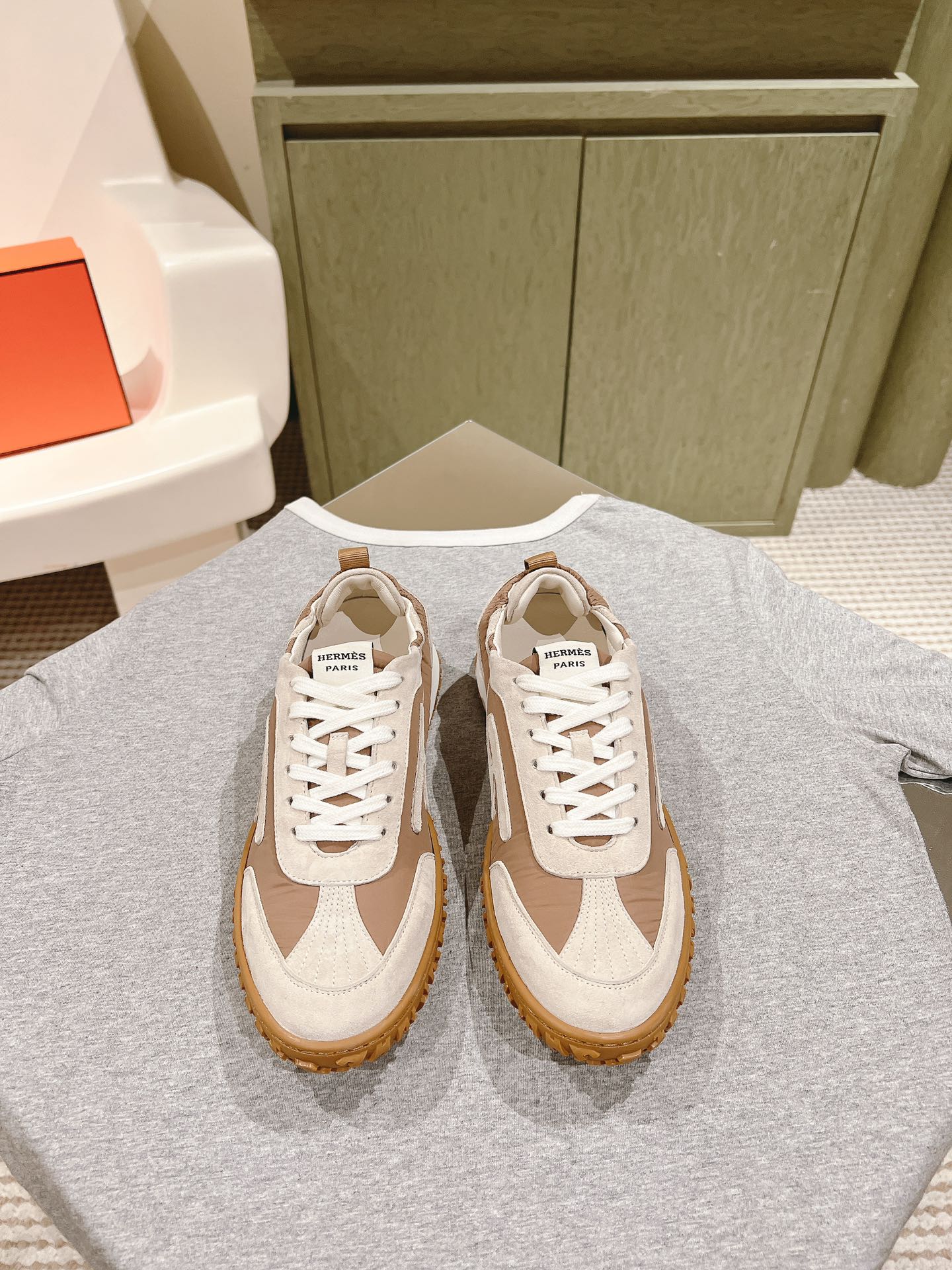 NO:616554,Couple style for men 10 | 4 H Home ss24 new sports shoes for all seasons H Home heros new sports shoes Simple uppers made of cowhide and tendon, light, comfortable and breathable!  Full of sportiness!  Top quality size 35-45 couple outfits, fully packaged in counter-synchronized gift boxes!  ,casual shoes/sports shoes,sneakers,cowhide19860909情侣款男10 | 4  H家 ss24四季新品运动鞋 H家 heros 运动鞋新品 简约鞋面牛皮牛筋面,轻盈舒适透气！运动感十足！顶级精品size 35-45情侣装 全套专柜同步礼盒包装！,休闲鞋/运动鞋,sneakers,cowhide,Women's Shoes