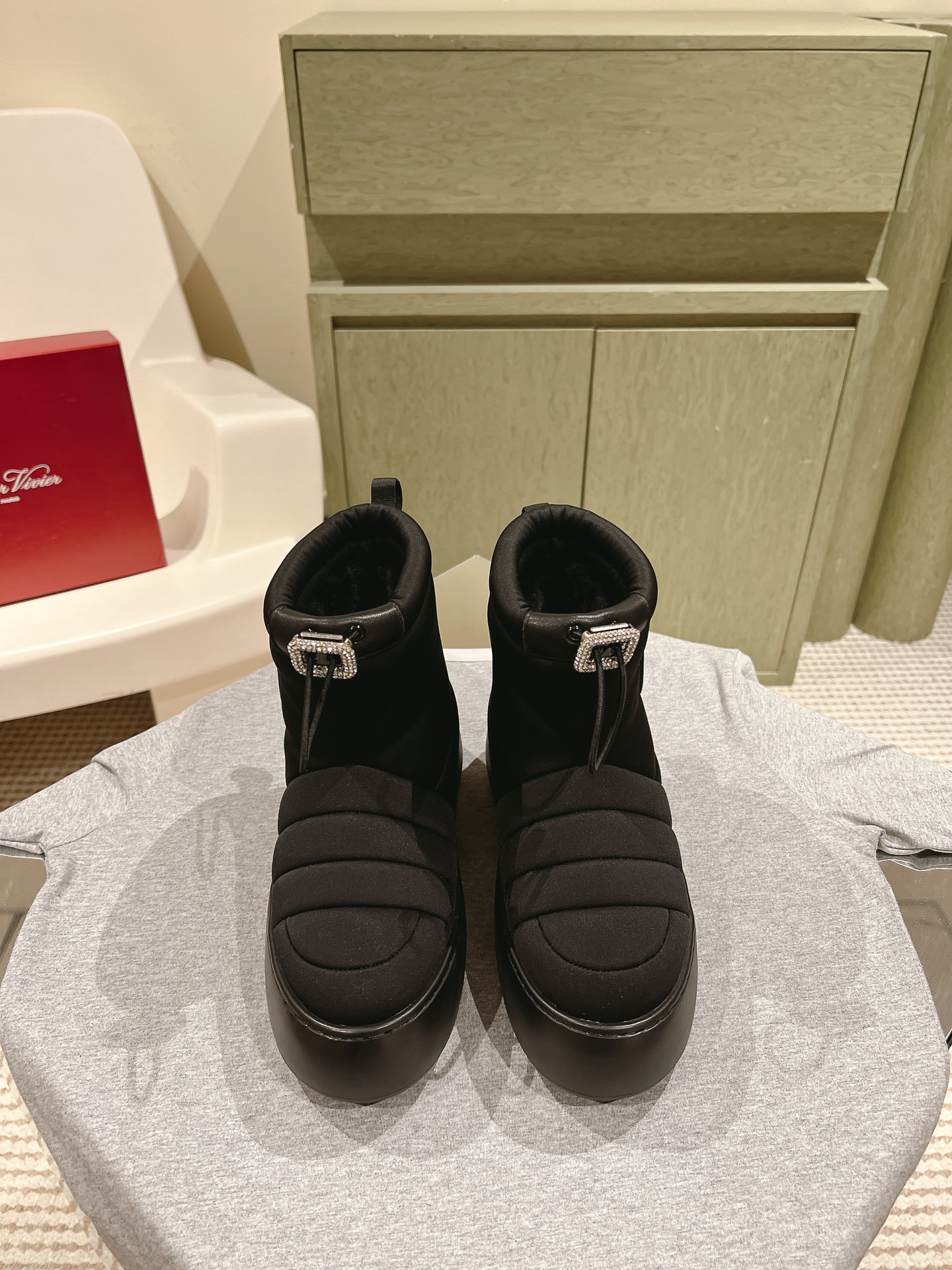 NO:476114,' | | 4 new wool rope short boots in the counter are available ★★★★★★ Recognize the top-quality purchase! Products from Taiwanese factories! Original custom fabrics with original mold opening drill buckles, excellent waterproofing effect. Specific imported wool inside is strong warmth. Large sole original mold opening custom foaming and non-slip sole, bottom thickness 5cm Shoe size: 35-39 (40 41 customization without return and exchange) The original counter full set of luxury gift box packaging, boots, boots19860909' | | 4  专柜新款羊毛里带绳短靴系列上新 ★★★★★ 认准代购级别顶货！台资工厂出品！ 鞋面原版定制面料配原版开模钻扣,防水效果极佳 内里特定进口羊毛内里保暖性强 大底原版开模定制发泡防滑大底,底厚5cm 鞋码:35-39（40 41定制不退换） 原版专柜全套豪华礼盒包装,靴子,boots,Women's Shoes