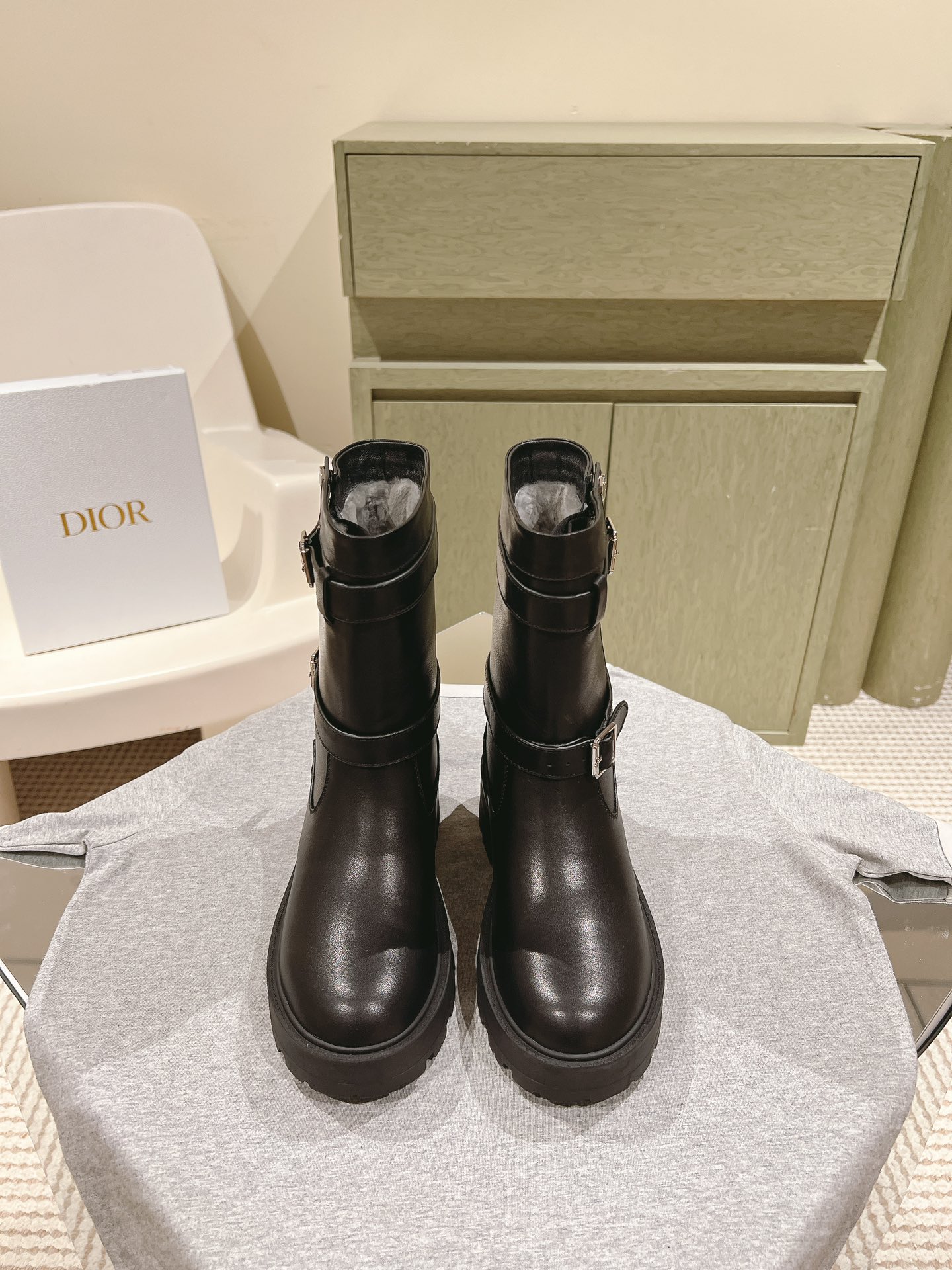 NO:476092,Piri Mauri | 4 Dio…r s new arrival~Dio’s latest short boots, a versatile and hot new product in all seasons, purchasing level Iron motorcycle military boot style, so handsome!  Classic round toe shape, and the details of the heel echo!  , full of details!  The upper has high-density car line technology, and the counter focuses on high-quality goods!  Simple and versatile, super beautiful. I like Martin boots to close my eyes. The shoe body is selected for cowhide material, which is extremely soft and comfortable!  Top quality 35-41 40 41 Customized!  ,boots,dior,dior,boots,cowhide19860909皮里 毛里  | 4  Dio…r s new arrival～迪奥最新短靴,四季百搭爆款新品 代购级 Iron 机车军靴风格,帅爆啦！ 经典圆头造型,鞋跟细节相呼应！,细节满满！鞋面高密度车线工艺,专柜主打高货！简约百搭超好看,喜欢马丁靴的闭眼入 鞋身甄选牛皮材质柔软舒适至极！ 顶级精品 35-41 40 41定制！,靴子,dior,dior,boots,cowhide,Women's Shoes