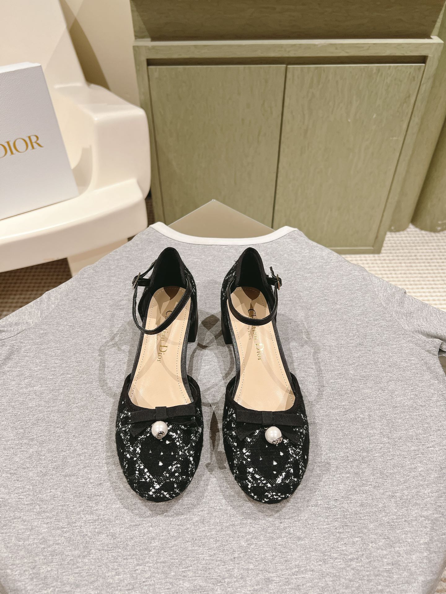 NO:476087,| 4 ' ' | The new four-season sandals in the counter early spring series are top-notch. The upper is customized with delicate sheepskin electric embroidery. The inner is breathable and soft. The inner is wide sole. The original molded leather outsole. Shoe size: 35-41 40 41. Customized heel height 3.5cm. The original counter is full of luxury packaging, Mary Jane, mary jane, sheepskin, Leather soles19860909| 4   ' ' | 专柜早春新款四季凉单鞋系列顶级上新 鞋面原版定制细腻羊皮电绣  内里透气柔软全羊皮内里 大底原版开模真皮大底 鞋码:35-41 40 41定制 跟高3.5cm 原版专柜全套豪华包装,玛丽珍,mary jane,sheepskin,Leather soles,Women's Shoes