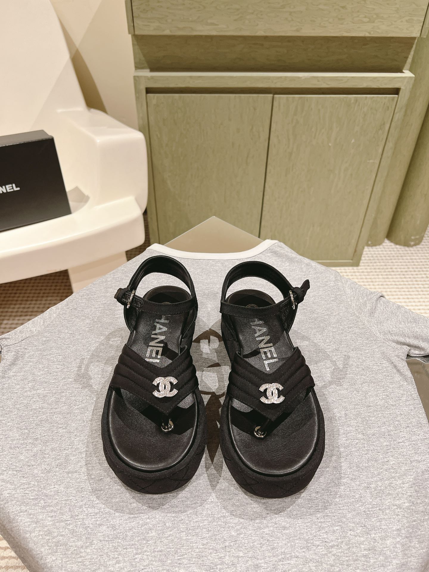 NO:476082,* | 4 latest styles of summer classic logo embroidered slippers counter!  Original development, double-layer combined large bottom, original material!  Welcome to compare!  A versatile artifact for travel and vacation, which makes your feet look white. The upper is made of imported cowhide hardware logo, which is delicate and exquisite!  Cowhide inside!  Number of codes 35-40 (40 41, custom made without return or exchange) Special counter synchronous gift box packaging!  , split toe shoes, slippers, cowhide19860909* | 4  夏季经典logo刺绣拖鞋专柜最新款 ！原版开发,双层组合大底,原版材料！欢迎对比！旅游度假首选的一款百搭神器,上脚显脚白. 鞋面选用进口牛皮五金logo,做工细腻精致！内里牛皮！ 码数35-40（40 41、定做不退不换） 专柜同步礼盒包装！,分趾鞋,slippers,cowhide,Women's Shoes