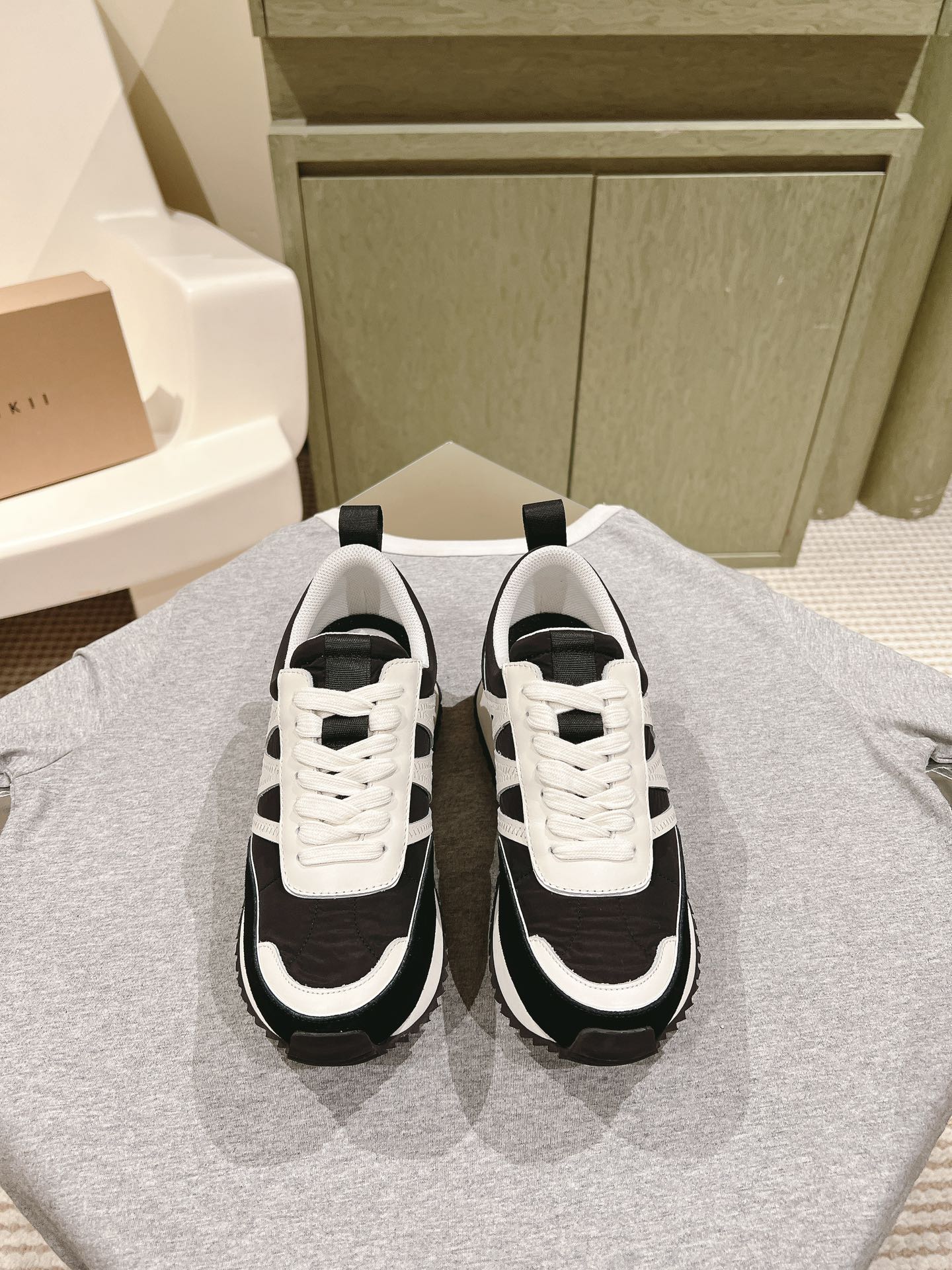 NO:476117,INUIKII trendy brand thick-soled casual shoes | 4 A pair of sneakers that are easy to wear and heighten in the counter. This thick-soled sponge cake is very popular this year. It is super cool to wear (high-increase) and has a strong personality!  Trendy styles bomb the streets!  The same style as major internet celebrities!  Imported cowhide, thick-soled sponge cake with logo, anti-slip sole, this shoe is very comfortable on the feet, and the foot feels great. The sole is 4.5cm thick, size 35-40, 40 customized!  Full set of simultaneous gift boxes for counters!  , casual shoes/sports shoes, sneakers, cowhide19860909INUIKII潮牌厚底休闲鞋| 4 新款专柜同步非常好穿又增高的一双运动鞋,这款松糕厚底今年非常爆,穿上（增高）超酷个性非常强！潮派炸街！各大网红明星同款！ 面料进口牛皮 厚底松糕,带logo 防滑成型鞋底,这款鞋子上脚非常舒服,脚感很棒 底厚4.5cm 码数35-40 40定制！ 全套专柜同步礼盒包装！,休闲鞋/运动鞋,sneakers,cowhide,Women's Shoes