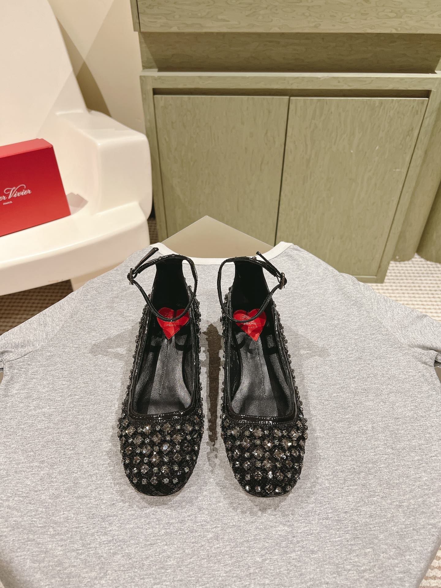 NO:476066,| 4 ¨The new round-toe diamond single shoe series in the counter is available 25/early spring ★★★★★★ This is an elegant and fresh style. The latest version is luxurious and exquisite, full of high-end feeling, and the commuter style is fully controlled by the famous socialite style. It is built in heavy industry!  The original upper one to one diamond ironing process. Inner: specific water-dyed top layer sheepskin, footbed sheepskin. The original molded Italian leather sole. Shoe size: 35-39 (40 41 customization, no return or exchange) Delivery luxury latest counter synchronous packaging. Heel height 2.5c, ballet shoes, sheepskin, Leather soles19860909| 4   ¨专柜新款圆头烫钻单鞋系列上新 25/早春 ★★★★★ 气质优雅小清新的一款,最新版型上脚奢华精致,高级感满满,通勤风名媛风都妥妥驾驭,重工打造！ 鞋面原版一比一烫钻工艺 内里: 特定水染头层羊皮,垫脚羊皮 大底原版开模意大利真皮大底 鞋码: 35-39（40 41定制不退换） 配送豪华最新专柜同步包装 跟高2.5c,芭蕾舞鞋,sheepskin,Leather soles,Women's Shoes