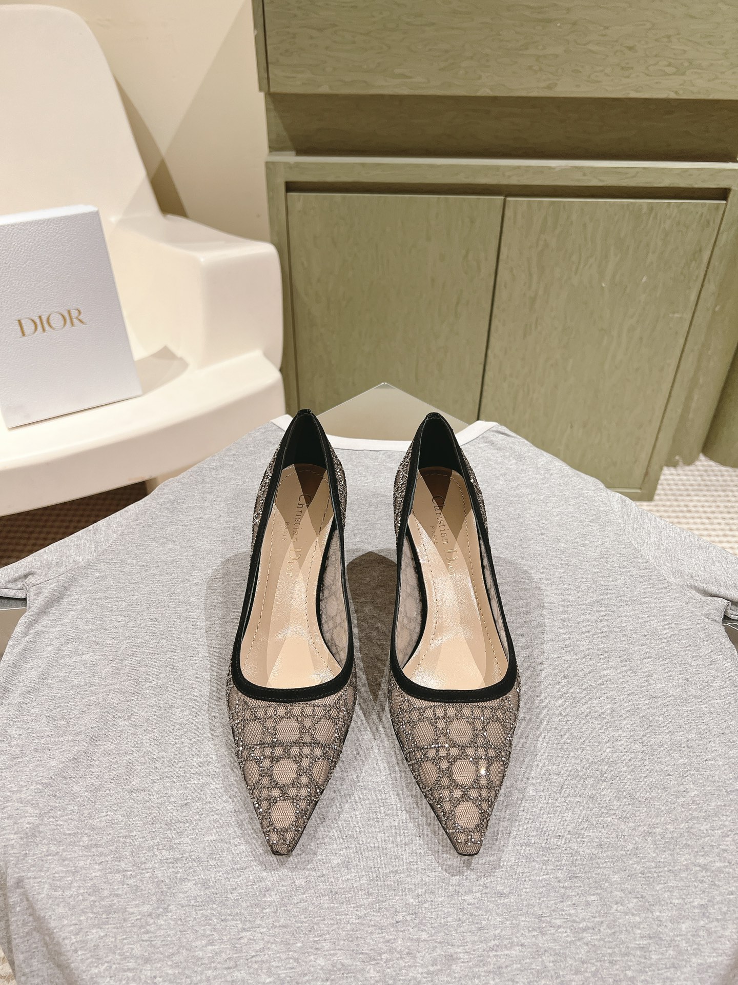 NO:471190,| 5 ' ' | Fairy versatile ironing craft cat heel heel shoes in the early spring new product, the counter new four-season single shoe series top-notch new, office workers’ first choice!  Must buy the annual meeting ★★★★★★★ Original custom material of upper, special fabric with hot diamond, breathable and soft inside, full sheepskin inner, original molded leather outsole, shoe size: 35-42 4041 42 Customized, heel height 4.5cm, original counter full gift box packaging, slippers, sandals, slippers, sheepskin, Leather soles19860909| 5   ' ' | 仙女百搭烫钻工艺猫跟跟鞋早春新品 专柜新款四季单鞋系列顶级上新 上班族首选！年会必须入手 ★★★★★ 鞋面原版定制材质烫钻特殊面料 内里透气柔软全羊皮内里 大底原版开模真皮大底 鞋码:35-42 4041 42定制 跟高4.5cm 原版专柜全套礼盒包装,拖鞋凉鞋,sandals,slippers,sheepskin,Leather soles,Women's Shoes