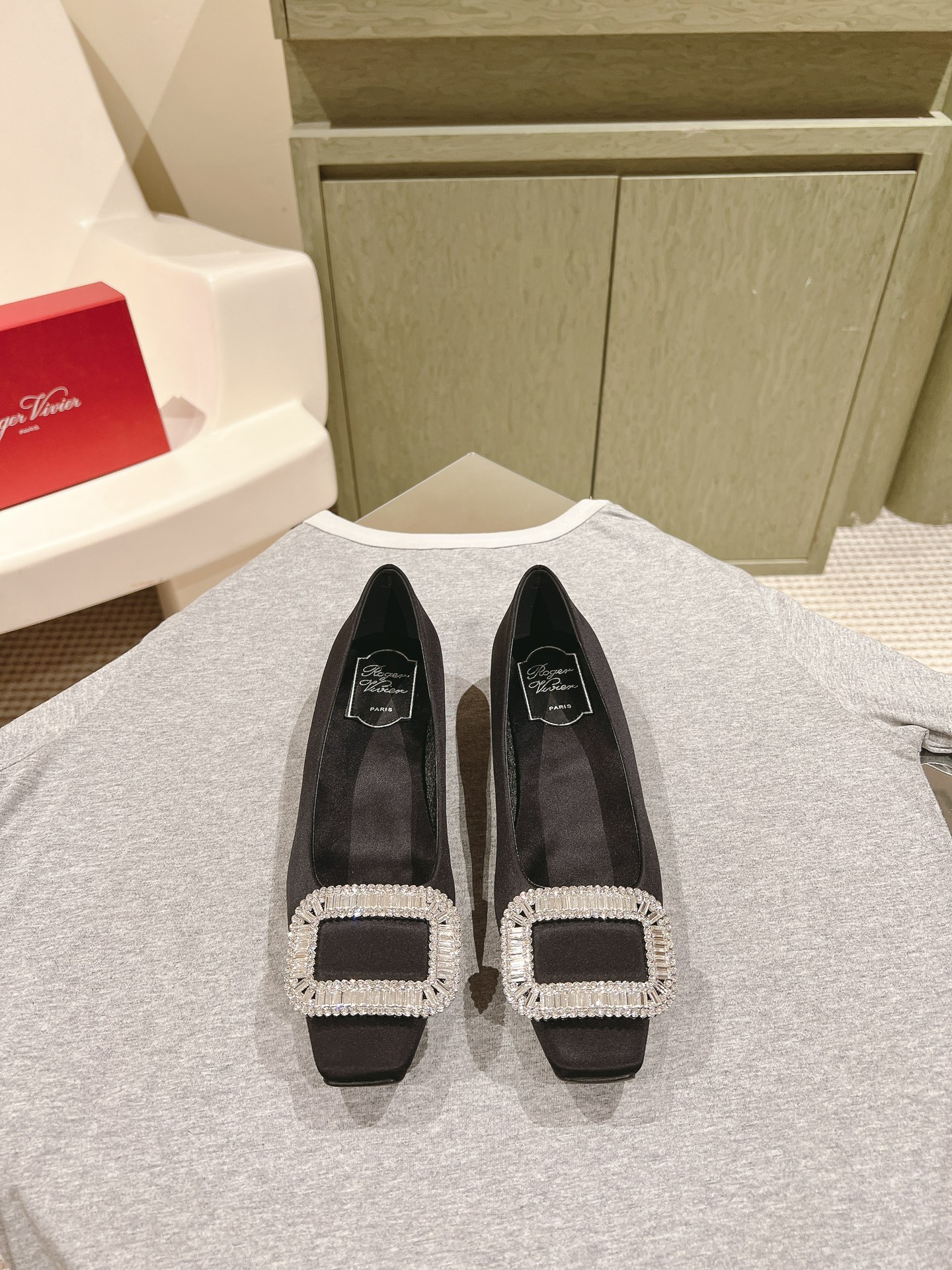 NO:476043,| 5 Counter Jewel heel series new silk diamond square buckle single shoes are available!  ★★★★★ A high-end style, the new square diamond buckle is luxurious and exquisite, full of high-end feeling, and the commuter style is well-equipped. The upper imported silk sheepskin inner lining: sheepskin inner lining + footbed sheepskin outsole Italian leather sole Shoe size: 35-41 (40 41 custom-made without return) Heel height: 2.5cm Delivery luxury latest counter synchronous packaging, single shoes, sheepskin, real silk, Leather soles19860909| 5 专柜Jewel heel系列新款真丝钻方扣单鞋上新 ！ ★★★★★ 气质高级的一款,新款方钻扣上脚奢华精致,高级感满满,通勤风名媛风都妥 鞋面进口真丝羊皮 内里: 羊皮内里+垫脚羊皮 大底意大利真皮大底 鞋码: 35-41（ 40 41定制不退换） 跟高: 2.5cm  配送豪华最新专柜同步包装,单鞋,sheepskin,real silk,Leather soles,Women's Shoes