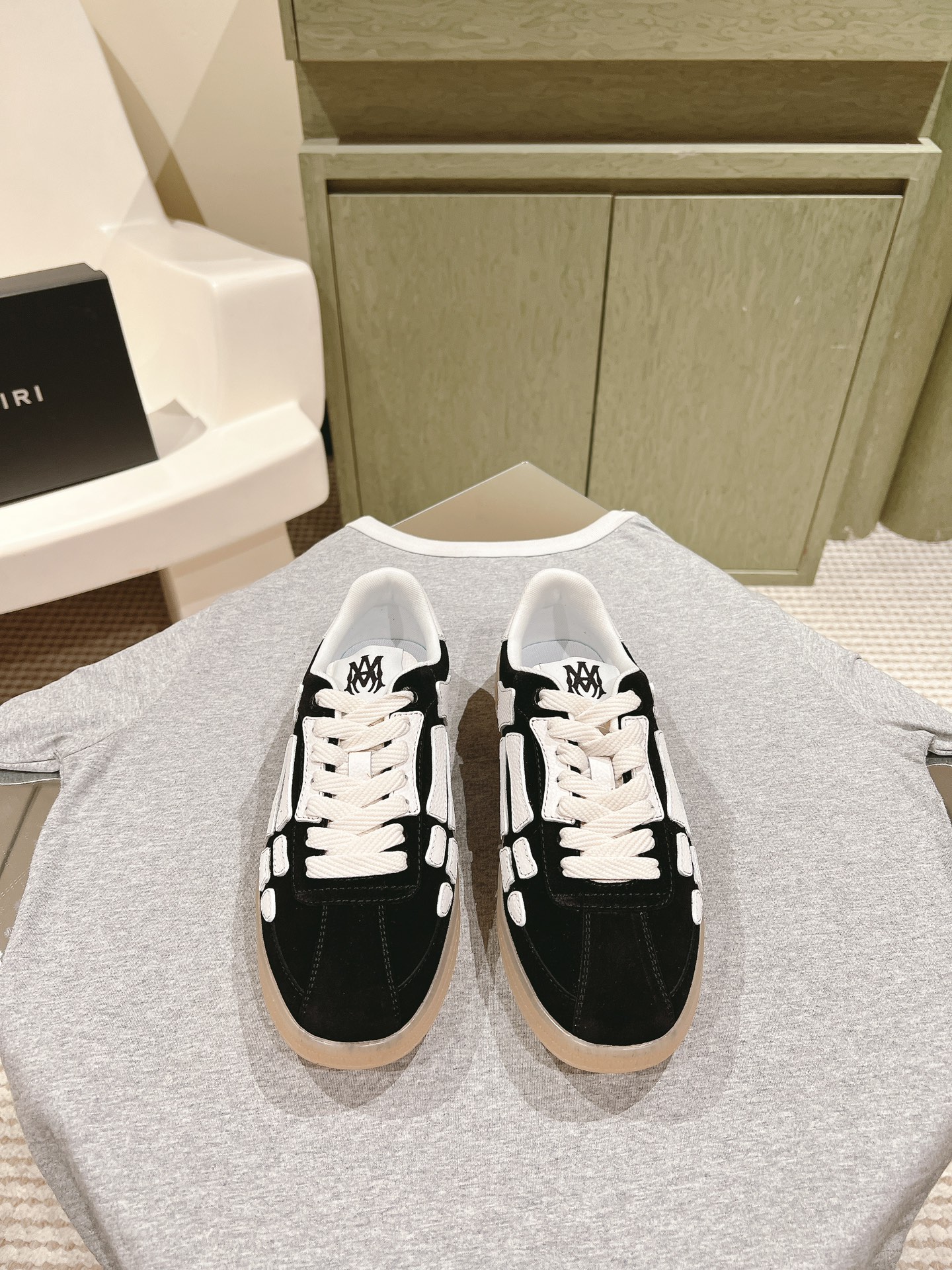 NO:476053,Couple style men's 10| 5 # Emil's new couple style casual sports shoes board shoes Amiri gave up the rock punk style in the new season. Use a large number of unsaturated colors, Morandi tones, whether seen or worn, will make people feel very physical and mentally happy. The big tongue of bread shoes continues, shortens the length of the shoe body, thickens the midsole, and the toe part is rounder. Amiri's brand letters and MA logo appear on the side of the shoe body Fabric Original custom imported toe layer cowhide + mesh Inner Original custom breathable towel inside Outsole Foaming combination TPU material Size# Women's 35-40 / Men's 39-45, casual shoes/sports shoes, amiri, sneakers, cowhide19860909情侣款男10| 5 #埃米尔新款 情侣款 休闲 运动鞋 板鞋 Amiri新一季放弃了摇滚朋克的风格 使用了大量不饱和色系,莫兰迪色调,无论是看到还是穿上, 都是会让人非常身心 愉悦 面包鞋的大鞋舌延续了下来,缩短了鞋身的长度,加厚了中底 鞋头部分更加圆润.Amiri的品牌字母和 MA标识出现在鞋身侧面 面料 原版定制进口头层牛皮+网面 内里 原版定制透气毛巾里 大底 发泡组合TPU材质  Size#女款35-40 / 男款39-45,休闲鞋/运动鞋,amiri,sneakers,cowhide,Women's Shoes