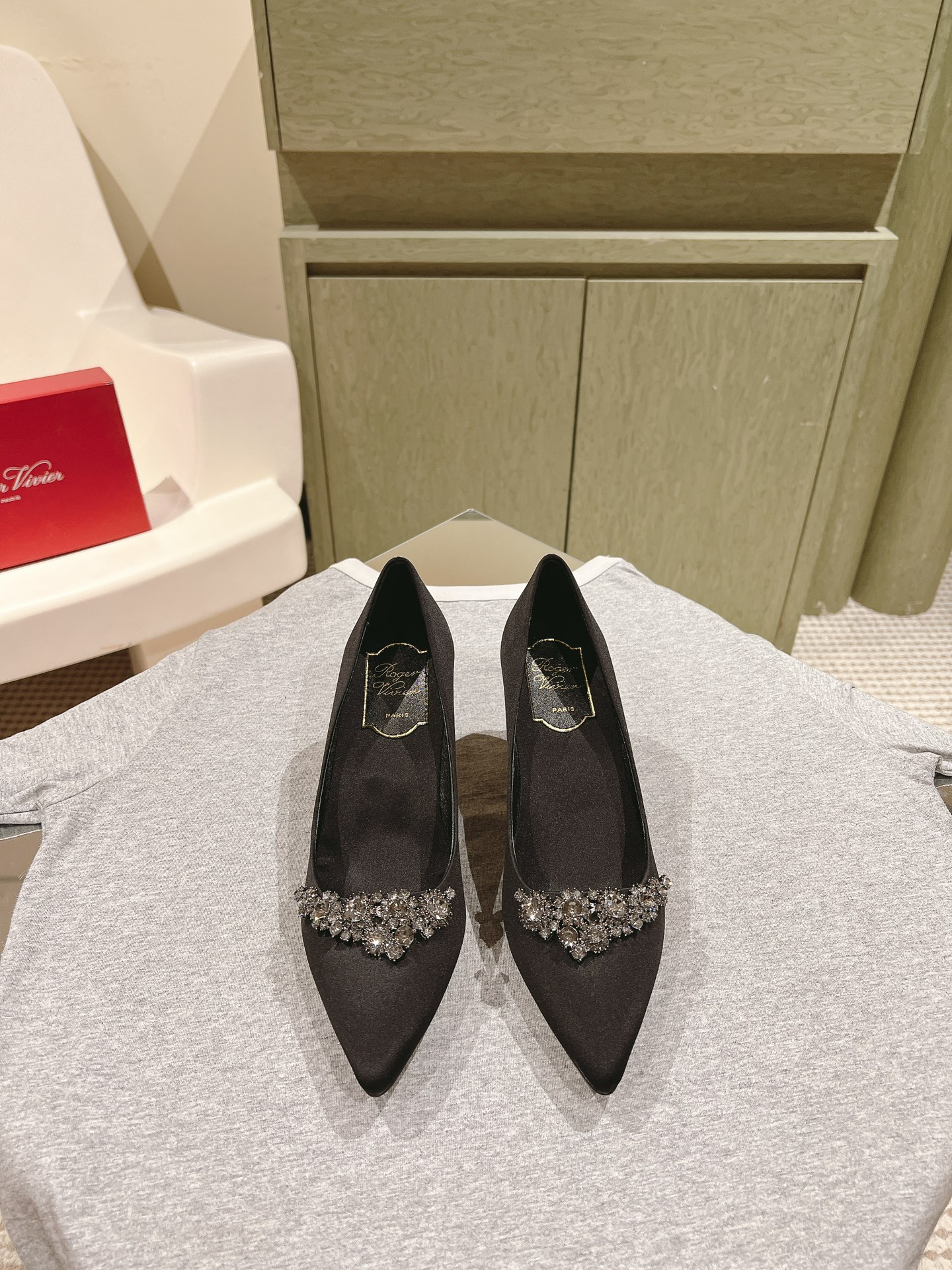 NO:476032,| 5 Counter Jewel heel series new silk diamond square buckle single shoes are available!  ★★★★★ A high-end style, the new square diamond buckle is luxurious and exquisite, full of high-end feeling, and the commuter style is well-equipped. The upper imported silk sheepskin inner lining: sheepskin inner lining + footbed sheepskin outsole Italian leather sole Shoe size: 35-41 (40 41 custom-made without return and exchange) Heel height: flat sole/5.5cm Delivery luxury latest counter synchronous packaging, high heels, sheepskin, real silk, Leather soles19860909| 5 专柜Jewel heel系列新款真丝钻方扣单鞋上新 ！ ★★★★★ 气质高级的一款,新款方钻扣上脚奢华精致,高级感满满,通勤风名媛风都妥 鞋面进口真丝羊皮 内里: 羊皮内里+垫脚羊皮 大底意大利真皮大底 鞋码: 35-41（ 40 41定制不退换） 跟高: 平底/5.5cm  配送豪华最新专柜同步包装,高跟鞋单鞋,high heels,sheepskin,real silk,Leather soles,Women's Shoes