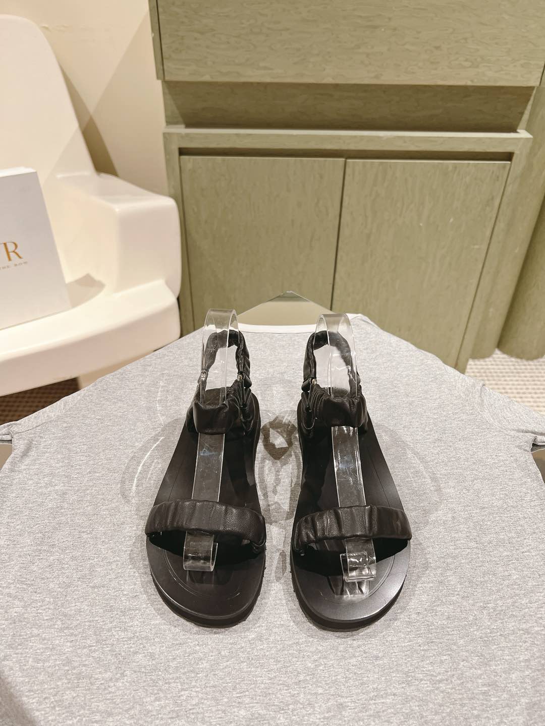 NO:476026,| 5 The row's new sandals series!  You can always believe in the row in the early spring new style. Minimalist and retro are synonyms for them. As simple as ever, it has a sense of design, simple and smooth lines, and full of details. 1:1 customized sheepskin fabric, sheepskin inner, private model outsole, size 35-39 (40 41# customized, no return or exchange), sandals, sandals, sheepskin19860909| 5  The row 新款凉拖系列！早春新款你可以永远相信the row ,极简、复古是他们的代名词一如既往的简单,有设计感,线条简洁流畅,细节满满1:1订制羊皮面料,羊皮内里,对版私模大底,尺码35-39（40 41#订做不退换）,凉鞋,sandals,sheepskin,Women's Shoes