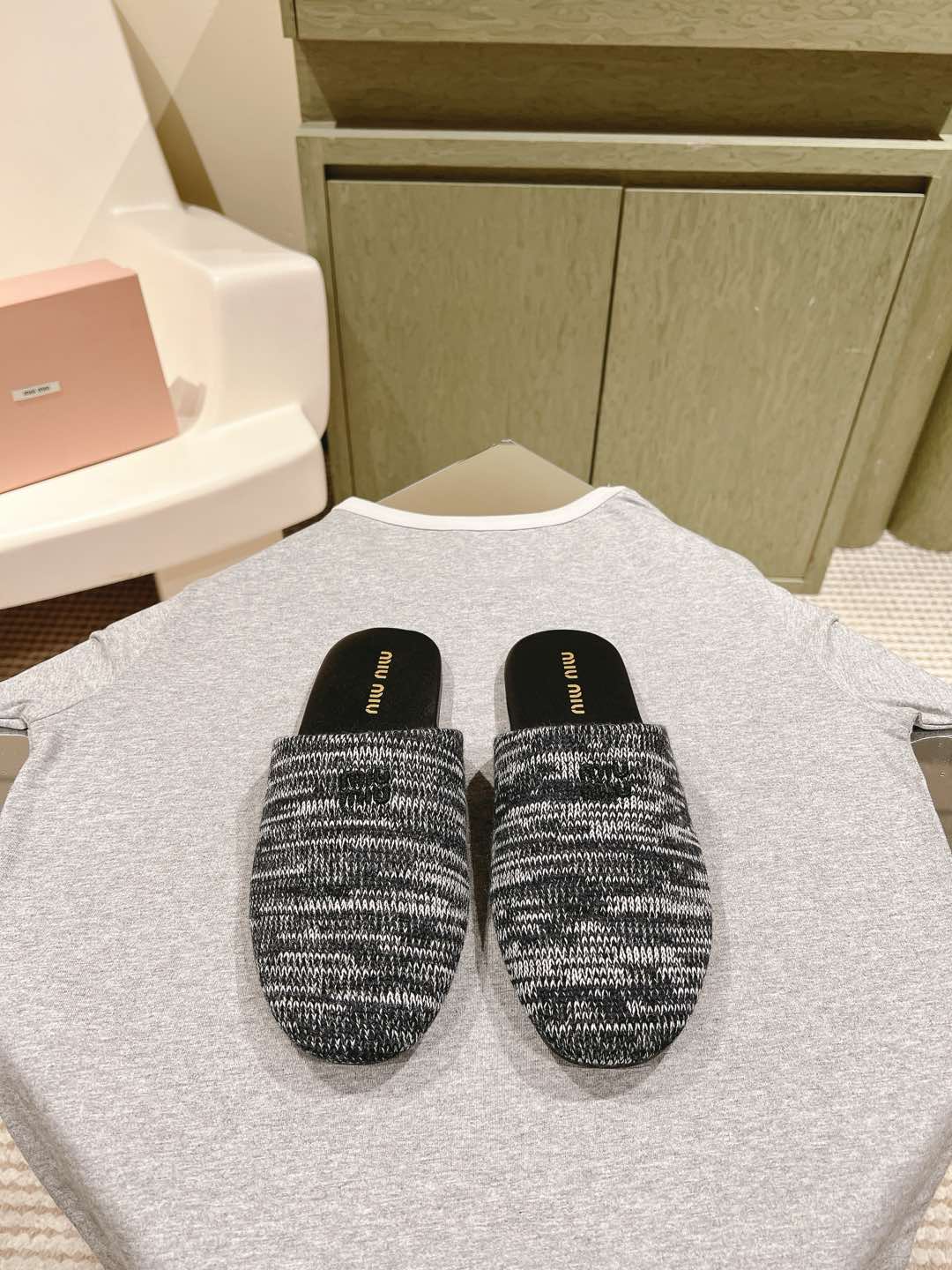 NO:476019,Miumi*| 5 New early spring small round-toed muller slippers!  Sweet and fresh, it is really easy to capture the girl's heart and exudes a unique fashionable beauty. The midsole of the sheepskin bag is perfect for comfort on the feet, and it is a must-have for versatile!  Original 1:1 customized wool knitted fabric, sheepskin lining, Italian genuine leather large sole, size 35-39 (40 41# customized, no return or exchange) Full set of simultaneous gift box packaging for counters!  ,semi drag,miumiu,slippers,sheepskin,Leather soles19860909缪缪miumi*| 5  早春新款小圆头穆勒拖鞋！甜美清新,真的太容易捕获少女的心散发出独特时尚美感,全羊皮包中底,上脚妥妥舒适,百搭必选！ 原版1:1订制羊毛针织面料,羊皮内里,意大利真皮大底, 尺码35-39（40 41#订做不退换） 全套专柜同步礼盒包装！,半拖,miumiu,slippers,sheepskin,Leather soles,Women's Shoes