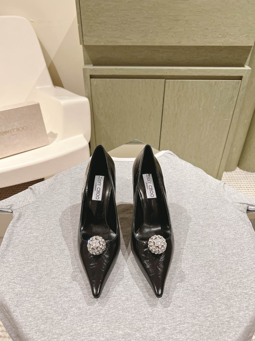 NO:495750,| 5 Early spring crystal diamond buckle pointed to Jimmy Choo Lambskin single shoes are new, Superb Zhou Yangjie 25 spring and summer series, amazing reunion, elegant encounter, beauty of collision, recommended street shots of fashion and foreign bloggers, bold and unique style, full score street shots, lambskin upper, matched with diamond buckle, fashionable and elegant, beautiful and eye-catching personality pointed toe, ever-changing style, lenses are with each other, Italian leather outsole, flat sole design, commuting and shopping, material, open edge bead patent leather, original development, the code is easy to control, size 35-42 (40 41 42 orders) Heel high flat sole/8.5cm, simultaneous original packaging of counter, high heels, sheepskin, Leather soles19860909| 5  早春水晶钻扣尖头 Jimmy Choo 小羊皮单鞋上新 超赞周仰杰25春夏系列 重逢惊艳 优雅邂逅 碰撞之美 时尚国外博主同款街拍推荐 造型大胆别致满分街拍 小羊皮鞋面 搭配钻扣 时髦大气 优雅靓丽吸睛个性尖头 风格千变 镜头相随,意大利真皮大底 平底设计通勤逛街都不累脚 材质 开边珠漆皮 原版开发 码正易驾驭 码数35-42（40 41 42订） 跟高平底/8.5cm 专柜同步原版包装,高跟鞋单鞋,jimmy choo,high heels,sheepskin,Leather soles,Women's Shoes