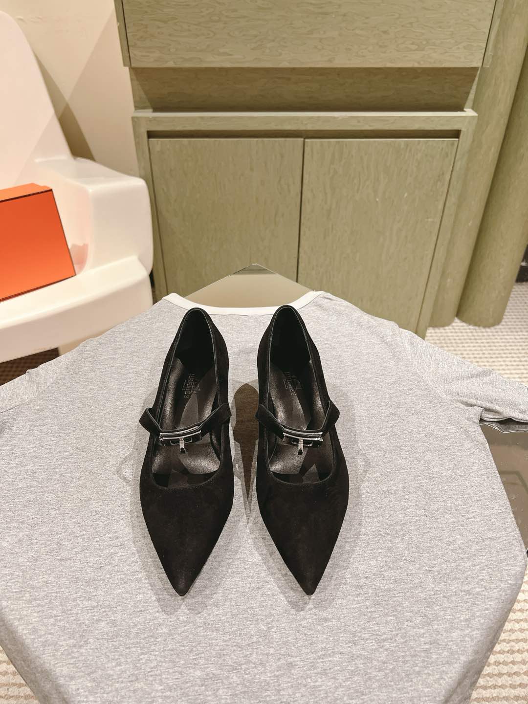 NO:475959,Yangjing Noodles Cowhide Noodles | 5 * Hermes pointed-toed Kelly buckle heels on the new purchasing level!  A popular model by domestic and foreign bloggers, the official website mainly promotes versatile single products!  Material upper original Yangjing full cowhide, inner cowhide original one-to-one steel mold Kelly buckle!  Original leather bottom!  Size35-4140 41 customized, with a full set of packaging with high flat bottom/4.5cm in combination with counter!  , single shoes, hermes, cowhide, sheep, Leather soles19860909羊京面 牛皮面 | 5 * 爱马仕尖头凯丽扣跟鞋上新代购级别！ 国内外博主刷爆的一款,官网主推百搭单品！ 材质鞋面原版羊京全牛皮,内里牛皮原版一比一钢模凯丽扣！原版真皮大底！ Size35-4140 41定制 跟高平底/4.5cm 配专柜同步全套包装！,单鞋,hermes,cowhide,sheep,Leather soles,Women's Shoes