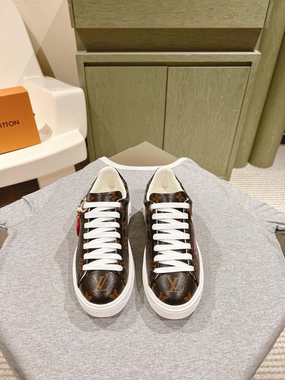 NO:475979,| 5 * Series Age-reducing versatile canvas high-top & low-top sneakers!  This LV Squad sneaker shows summer freshness with Monogram denim. The thickened elevated rubber outsole is lightweight, and the LV Circle rubber patch with pair of shoelaces, lacquered eyelets and tongue is rich in details. Monogram denim double shoelaces thickened elevated rubber outsole The tongue is decorated with LV Circle rubber logo. Specific silk cowhide high-density canvas. Silk cowhide integrated molding process EVA footbed. Original 5 sets of molds, hand-made IP combination TPU outsole. Size35-41M. Full set of counter synchronization gift box packaging!  , casual shoes / sneakers , louis vuitton , sneakers , cowhide19860909| 5  * 系列 减龄百搭帆布高帮&低帮运动鞋！ 本款LV Squad 运动鞋以 Monogram 牛仔布展露夏日清新.加厚凸纹橡胶外底不失轻盈,双鞋带、漆光孔眼和鞋舌的 LV Circle 橡胶贴饰丰富细节. Monogram 牛仔布 双鞋带 加厚凸纹橡胶外底 鞋舌饰有 LV Circle 橡胶标识 特定丝绸牛皮高密度帆布 丝绸牛皮一体成型工艺EVA垫脚 原版5套模具手工IP组合TPU大底 Size35-41M 全套专柜同步礼盒包装！,休闲鞋/运动鞋,louis vuitton,sneakers,cowhide,Women's Shoes