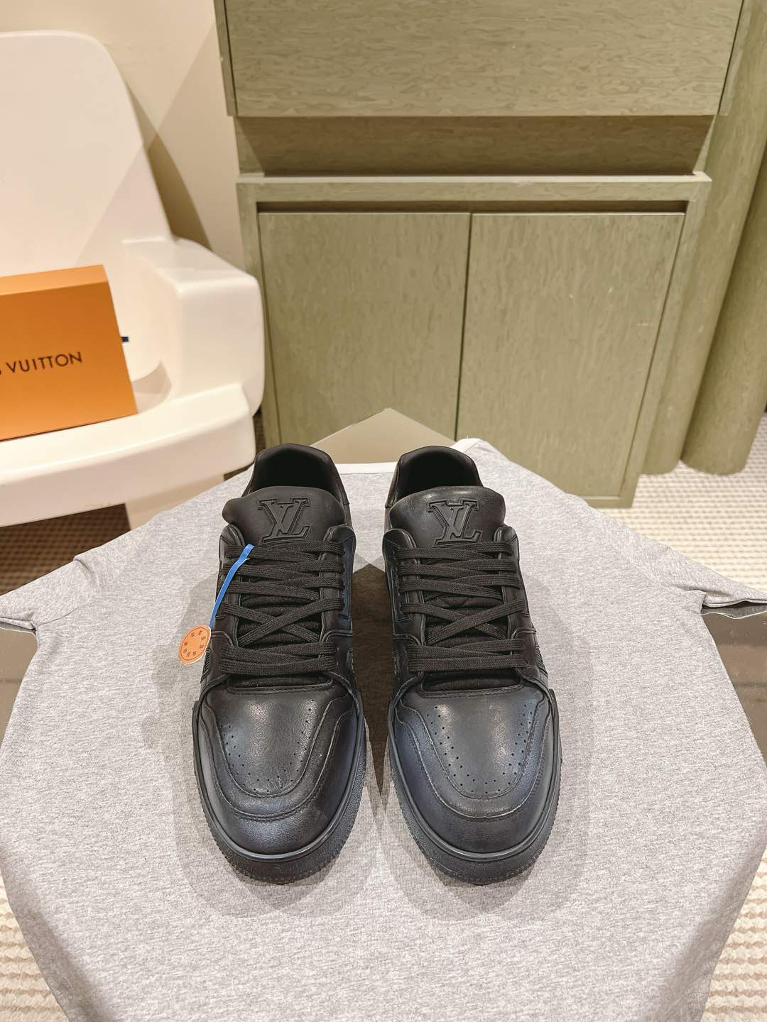 NO:475993,Men's 10 must-have couples!   LV purchasing grade new colors are available in stock!  Classic Donkey Family full series!  LVTrainer PVC sneakers, every style and color matching is great!  Trainer's feet feel really good, full of surprises and silver updates, and Xiaohongshu Internet celebrity couples are starting to show!  The fabric is made of the same material as the original, and the original version compares each detail one by one!  Various leather TPU cloths, super complex splicing, TPU original bottom, purchasing level, not ordinary material!  The number of codes for women 35-40, male 38-45, the delivery counter is synchronized with full packaging!  , casual shoes / sneakers, louis vuitton, louis vuitton, louis vuitton, louis vuitton, sneakers19860909男10情侣款必备！  LV代购级新色现货供应！经典驴家全系列！LVTrainer PVC 运动鞋, 每个款式配色都很赞！Trainer的脚感真的非常不错,惊喜满满银色不断更新,小红书网红情侣纷纷开秀！ 面料选用原版完全一样材质做工细节,原版一比一对比每个细节！各种皮面TPU 布 超复杂拼接 TPU原版大底,代购级别,不是普通材质哦！ 码数女35-40 男38-45 配送专柜同步全套包装！,休闲鞋/运动鞋,louis vuitton,louis vuitton,louis vuitton,sneakers,Women's Shoes