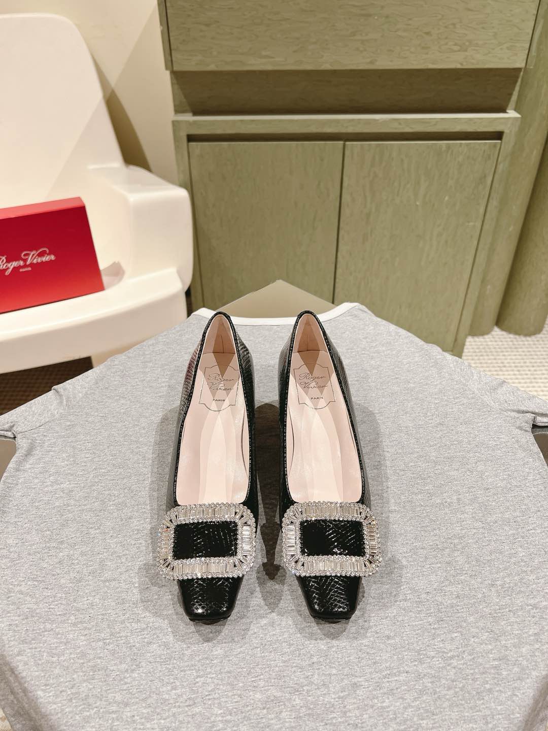 NO:475953,| 5 Counter Jewel heel series new snake pattern diamond square buckle single shoes are available!  ★★★★★ A high-end style, the new square diamond buckle is luxurious and exquisite, full of high-end feeling, and the commuter style is well-equipped. The upper is imported snake pattern cowhide leather. Inner: sheepskin inner lining + footbed sheepskin, outsole Italian leather outsole Shoe size: 34-41 (34 40 41 custom-made without return) Heel height: 4.5cm Delivery luxury latest counter synchronous packaging, Mary Jane, mary jane, cowhide, sheepskin, Leather soles19860909| 5  专柜Jewel heel系列新款蛇纹钻方扣单鞋上新 ！ ★★★★★ 气质高级的一款,新款方钻扣上脚奢华精致,高级感满满,通勤风名媛风都妥 鞋面进口蛇纹牛皮 内里: 羊皮内里+垫脚羊皮 大底意大利真皮大底 鞋码: 34-41（34 40 41定制不退换） 跟高: 4.5cm  配送豪华最新专柜同步包装,玛丽珍,mary jane,cowhide,sheepskin,Leather soles,Women's Shoes