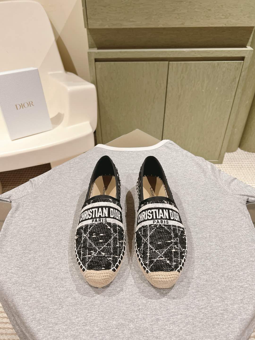 NO:471304,| 5 Dior DIOR early spring new hot fisherman shoes, simple, atmospheric and fashionable, unsightly and timeless, it is a classic that never fades away in the fashion circle, retro fisherman shoes. Original hand-woven surface, electric embroidery craftsmanship!  Specific cloth surface, raw glue outsole, size 35-4040 customized, fisherman's shoes, dior, dior, espadrilles19860909| 5  迪奥DIOR早春新款爆款渔夫鞋 简约大气时髦,耐看不过时,是时尚圈永不退潮的经典所在,复古的渔夫鞋. 原版手工编织面,电绣工艺！特定布面 生胶大底 码数35-4040定制,渔夫鞋,dior,dior,espadrilles,Women's Shoes