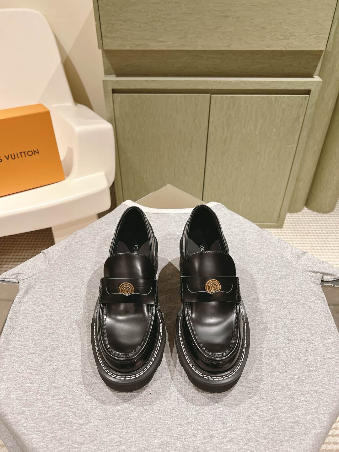 NO:475754,| 5 LV Louis Vuitton 25/s Early Spring Show counter latest opening side bead thick-sole Love Series!  Purchase level!  A versatile and fashionable British style!  Thick-soled and elevated couple outfit. A versatile New Year style, super comfortable to wear!  Fabric imported open-edge beaded cowhide private film hardware, cowhide inner lining. Double-layer thickened original wear-resistant large bottom!  Code number women 35-40 40 customized!  With counter synchronous gift box packaging, loafers, louis vuitton, louis vuitton, loafers, cowhide19860909| 5  LV 路易威登25/s早春走秀专柜最新开边珠厚底乐福系列！代购级！一脚蹬百搭时尚英伦风！厚底增高情侣装.新年百搭款,上脚超级舒服！ 面料进口开边珠牛皮私膜五金 牛皮内里.双层加厚原版耐磨大底！ 码数女35-40 40定制！ 配专柜同步礼盒包装,乐福鞋,louis vuitton,louis vuitton,loafers,cowhide,Women's Shoes