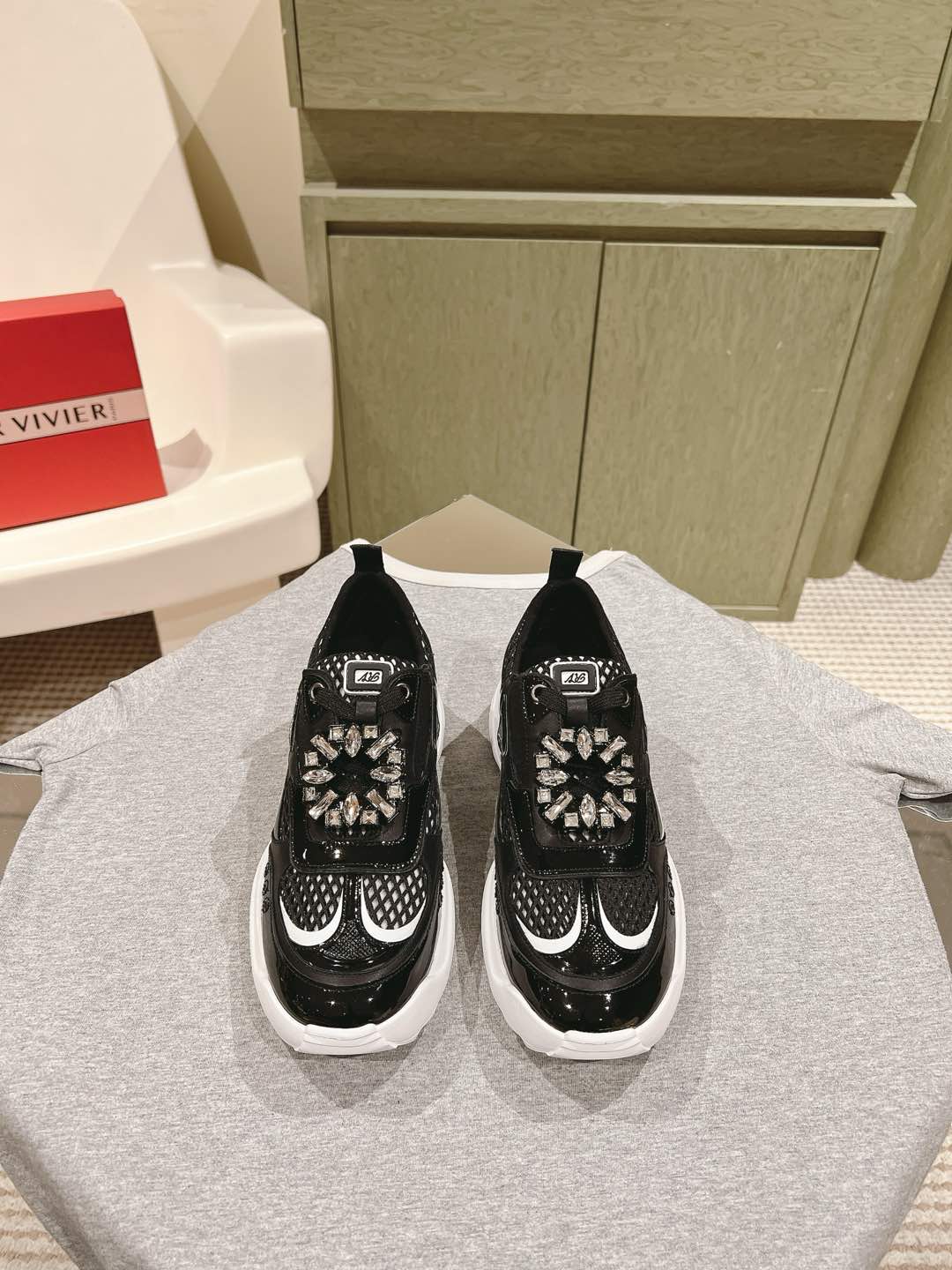 NO:475701,5 new counter viv skate series diamond square diamond buckle small white shoes top-level new ★★★★★ Recognize the top-level purchase level!  Production from a Taiwanese-funded factory!  Side buckle decoration is exquisite and fashionable, versatile single product Customized upper full grain cowhide shiny Swarovski rhinestone square buckle Inner: Sheepskin inner lining + footbed sheepskin Large sole original mold-open anti-slip logoTpu heightened large sole Shoe size: 35-39 (40 custom non-return and exchange) Delivery luxury latest counter synchronous packaging, casual shoes/sports shoes, sneakers, cowhide, sheepskin198609095专柜新款viv skate系列钻方钻扣小白鞋顶级上新 ★★★★★ 认准代购级别顶货！台资工厂出品！侧方扣装饰精致时髦,百搭单品 鞋面定制全粒面牛皮闪亮施华洛水钻方扣 内里: 羊皮内里+垫脚羊皮 大底原版开模防滑logoTpu增高大底 鞋码: 35-39（40 定制不退换） 配送豪华最新专柜同步包装,休闲鞋/运动鞋,sneakers,cowhide,sheepskin,Women's Shoes