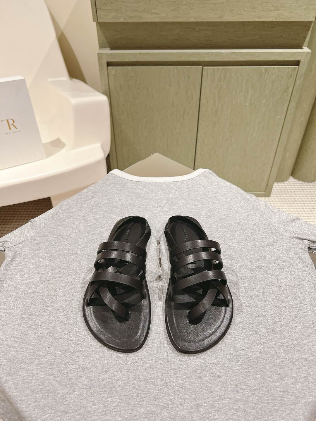 NO:488587,| 5 The row's new sandals series!  You can always believe in the row in the early spring new style. Minimalist and retro are synonyms for them. As simple as ever, it has a sense of design, simple and smooth lines, and full of details. 1:1 customized sheepskin fabric, sheepskin inner, private model sole, size 35-39 (40 41# customized non-return and exchange), split-toe shoes, sheepskin19860909| 5  The row 新款凉拖系列！早春新款你可以永远相信the row ,极简、复古是他们的代名词一如既往的简单,有设计感,线条简洁流畅,细节满满1:1订制羊皮面料,羊皮内里,对版私模大底,尺码35-39（40 41#订做不退换）,分趾鞋,sheepskin,Women's Shoes