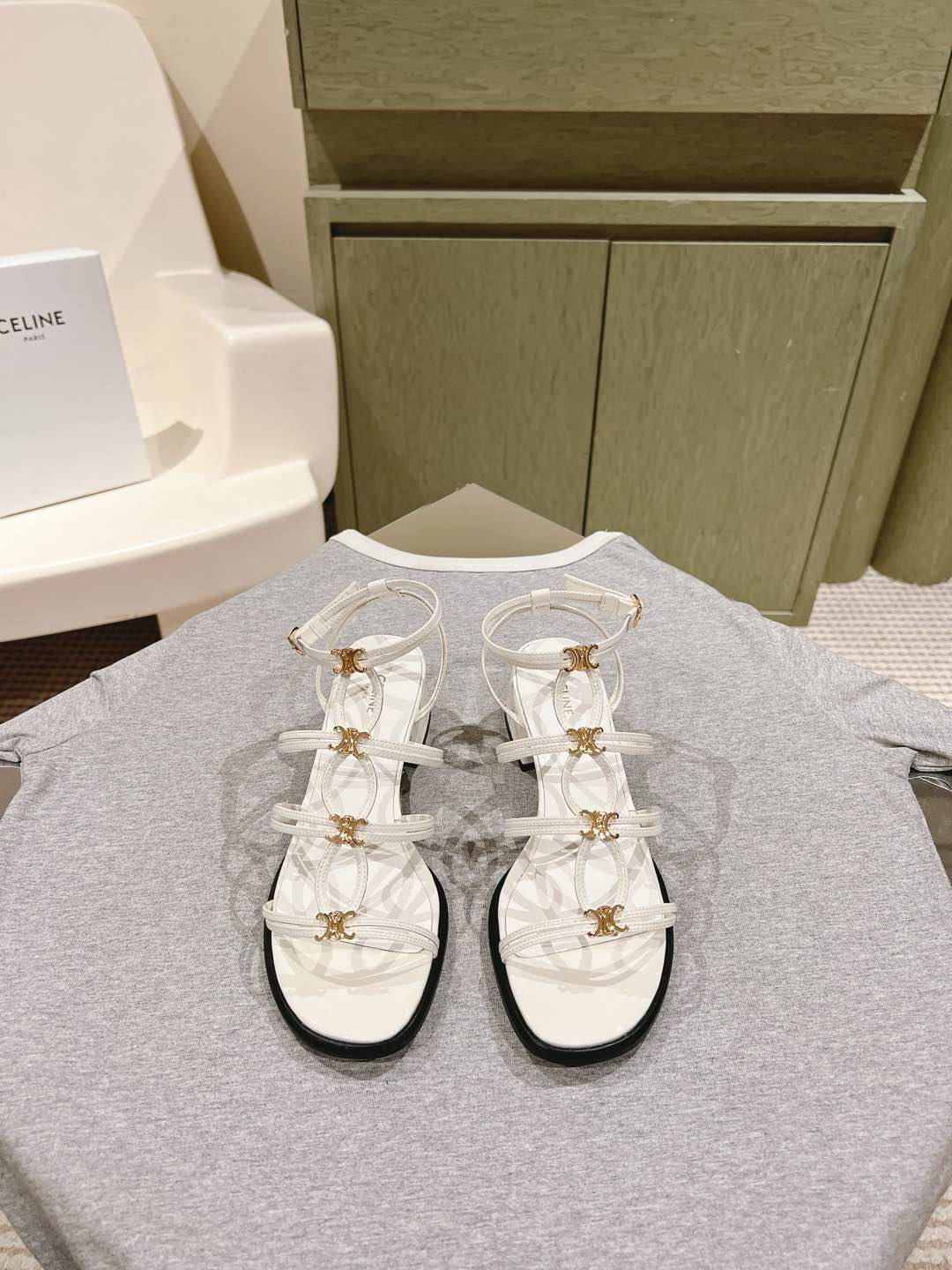 NO:475712,| 5 CELI*E Celline's new spring and summer Arc de Triomphe British style flat-sole micro-label sandals series. Simple, elegant and fashionable, unsightly and timeless. It is a classic that never fades in the fashion circle. It has a retro British style, extraordinary temperament, and a must-have for lazy people to increase heights!  Fabric cowhide woven private film hardware buckle, inner cowhide inner, original genuine leather sole!  35-41 4041 Customized Full set of counter synchronous gift box packaging, sandals, celine, sandals, slippers, cowhide, Leather soles19860909| 5  CELI*E塞琳春夏新款凯旋门英伦风平底微标凉拖鞋系列 简约大气时髦,耐看不过时,是时尚圈永不退潮的经典所在,复古的英伦风格,气质非凡,懒人百搭增高必备款！ 面料牛皮编织私膜五金扣 内里牛皮内里 原版真皮大底！ 码数35-41 4041定制 全套专柜同步礼盒包装,凉鞋,celine,sandals,slippers,cowhide,Leather soles,Women's Shoes