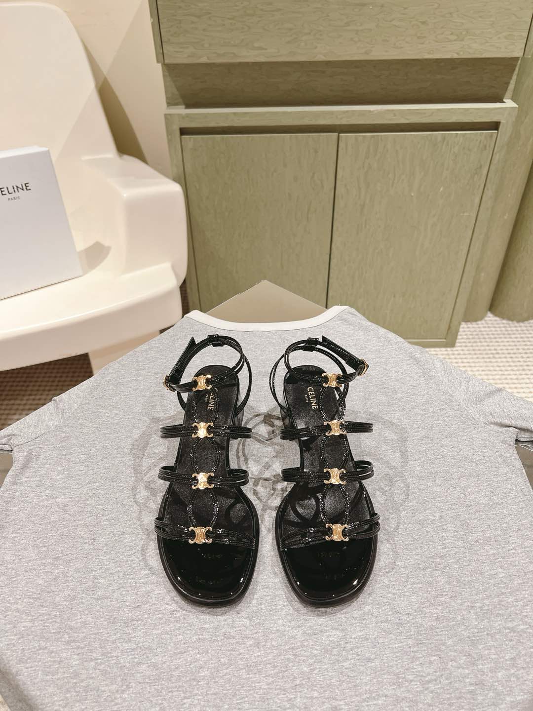 NO:475719,| 5 CELI*E Celline's new spring and summer Arc de Triomphe British style flat-sole micro-label sandals series. Simple, elegant and fashionable, unsightly and timeless. It is a classic that never fades in the fashion circle. It has a retro British style, extraordinary temperament, and a must-have for lazy people to increase heights!  Fabric cowhide woven private film hardware buckle, inner cowhide inner, original genuine leather sole!  Code number 35-41 4041 Customized, a complete set of simultaneous gift box packaging for special counters!  sandals celine sandals slippers cowhide Leather soles19860909| 5  CELI*E塞琳春夏新款凯旋门英伦风平底微标凉拖鞋系列 简约大气时髦,耐看不过时,是时尚圈永不退潮的经典所在,复古的英伦风格,气质非凡,懒人百搭增高必备款！ 面料牛皮编织私膜五金扣 内里牛皮内里 原版真皮大底！ 码数35-41 4041定制 全套专柜同步礼盒包装！,凉鞋,celine,sandals,slippers,cowhide,Leather soles,Women's Shoes