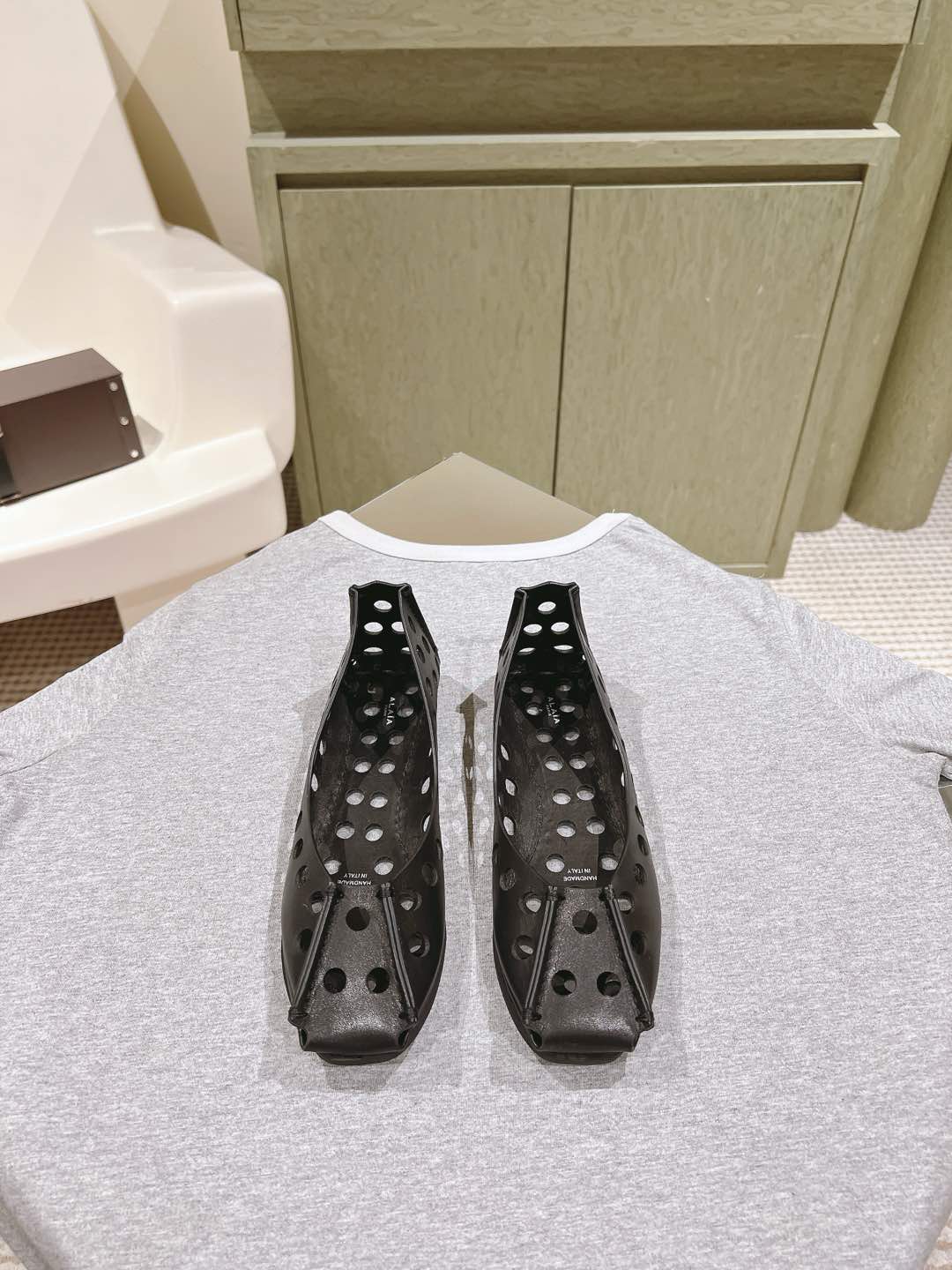 NO:475726,| 5 Alaia Counter Synchronous Roman Sandals are from Paris. Fall in love at first sight. High-end Classic Alaia has another sexy side. It can be easily controlled with different styles. Whether it is jeans, suit pants, or pleated skirts, it can enhance your outfit to fashion, elegance and excellence. The fabric is made of calf patent leather. The ultimate sexy inner sheepskin, the original original leather outsole size 35-41 (40 41 customization) Configure original packaging, sandals, alaia, sandals, skirts, jeans, business suit, sheepskin, Leather soles19860909| 5  Alaia 专柜同步罗马凉鞋来自巴黎 一见倾心 高级 经典阿莱娅还有另外性感的一面 配上不同款式,不同风格都能轻松驾驭,无论牛仔裤,西装裤,还是百褶裙,都能将你的穿搭提升到时尚,优雅和卓越之中 面料选用小牛漆皮 搭配性感极致 内里羊皮,大底原版一致真皮大底 码数35-41( 40 41定制)  配置原版包装,凉鞋,alaia,sandals,skirts,jeans,business suit,sheepskin,Leather soles,Women's Shoes