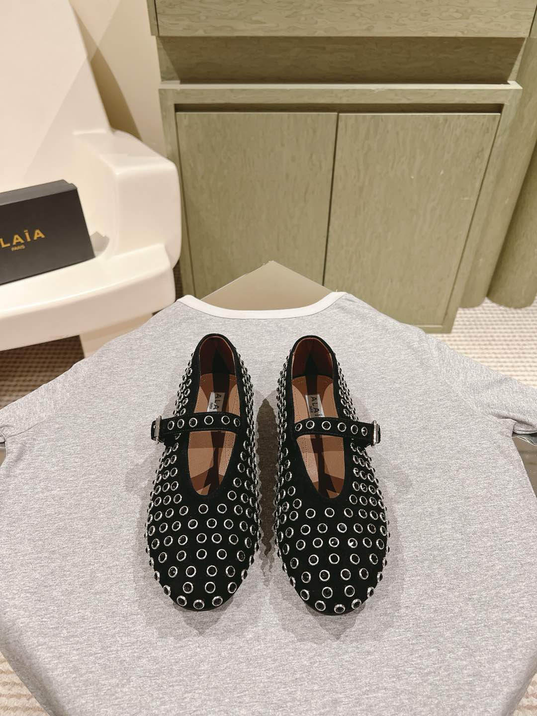 NO:485821,| 5 Alaia's new classic ballet shoes, blending the agility of ballet into daily life, and portraying the classic outline of dance shoes with modern brushstrokes!  Black diamond-edged leather ballet shoes, draw inspiration from classic Japanese shoes, Bling rhinestones embellished on the upper, simple but not complicated, suitable for a variety of shapes, and the steps are flexible and fashionable. Diamond decoration fishnet ballet shoes, avant-garde mesh upper with classic ballet shoes, the shining diamond decoration highlights the exquisite craftsmanship and soft material combination. The lacquered leather trim is both casual and elegant, giving the original sweetness a bit unrestrained. Size 35-41 (40/41), ballet shoes, alaia19860909| 5 Alaia 经典芭蕾舞鞋新品 以芭蕾的灵动意韵融于日常,以现代笔触刻画舞鞋经典轮廓！ 黑色钻饰皮质款芭蕾舞鞋,从经典日式鞋履汲取灵感,Bling水钻点缀于鞋面,简而不繁适合多种造型,步履之间灵动时髦. 钻饰渔网芭蕾舞鞋,前卫的网眼鞋面搭配经典芭蕾舞鞋型,光芒闪耀的钻饰凸显精妙工艺,柔软材质结合.漆面皮质饰边,既随性又优雅,让原本的甜美感多了一分不羁的风格.Size 35-41（40/41）,芭蕾舞鞋,alaia,Women's Shoes