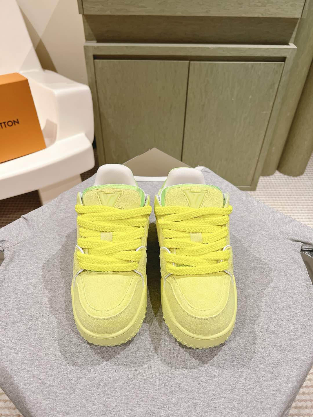 NO:486258,(Fat version upgrade) | 5 All cowhide couple outfit LV Louis Vuitton's new Trainer latest color scheme. Sports shoes and shoes Cute fat trainer, buy styles with your eyes closed, breaking the single change of color, and younger fat trainer can also be called fat shoes, cute and cute, the most classic fat shoe shape, the most classic color scheme, high-end, atmospheric and high-end. Each style is very good!  Original mold opening cute buckle, original version is exactly the same material and workmanship details. Various leather TPU cloth. Super complex splicing TPU original outsole, original packaging. Size number for women 35-40 men 39-45, casual shoes/sports shoes, louis vuitton, louis vuitton, sneakers, cowhide19860909(胖版升级) | 5 全牛皮情侣装LV 路易威登新款Trainer 最新配色. 运动鞋板鞋 可爱胖trainer,来闭着眼睛买的款式,打破颜色的单一变化,更年轻了胖trainer也可以叫发福鞋,憨态可掬,可可爱爱最经典的胖子鞋型,最经典的配色, 高端大气上档次 每个款式配色都很赞！原版开模可爱饰扣,原版完全一样材质做工细节 各种皮面TPU 布 超复杂拼接TPU原版大底,原版包装 码数女35-40男39-45,休闲鞋/运动鞋,louis vuitton,louis vuitton,sneakers,cowhide,Women's Shoes