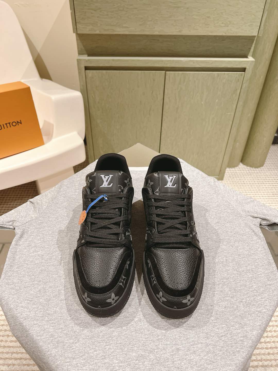 NO:486310,A must-have for couples!   LV purchasing grade new colors are available in stock!  Classic Donkey Family full series!  LVTrainer PVC sneakers, every style and color matching is great!  Trainer's feet feel really good, full of surprises and silver updates, and Xiaohongshu Internet celebrity couples are starting to show!  The fabric is made of the same material as the original, and the original version compares each detail one by one!  Various leather TPU cloths, super complex splicing, TPU original bottom, purchasing level, not ordinary material!  The number of codes for women 35-40, male 38-45, the delivery counter is synchronized with full packaging!  , casual shoes / sneakers, louis vuitton, louis vuitton, louis vuitton, louis vuitton, sneakers19860909情侣款必备！  LV代购级新色现货供应！经典驴家全系列！LVTrainer PVC 运动鞋, 每个款式配色都很赞！Trainer的脚感真的非常不错,惊喜满满银色不断更新,小红书网红情侣纷纷开秀！ 面料选用原版完全一样材质做工细节,原版一比一对比每个细节！各种皮面TPU 布 超复杂拼接 TPU原版大底,代购级别,不是普通材质哦！ 码数女35-40 男38-45 配送专柜同步全套包装！,休闲鞋/运动鞋,louis vuitton,louis vuitton,louis vuitton,sneakers,Women's Shoes