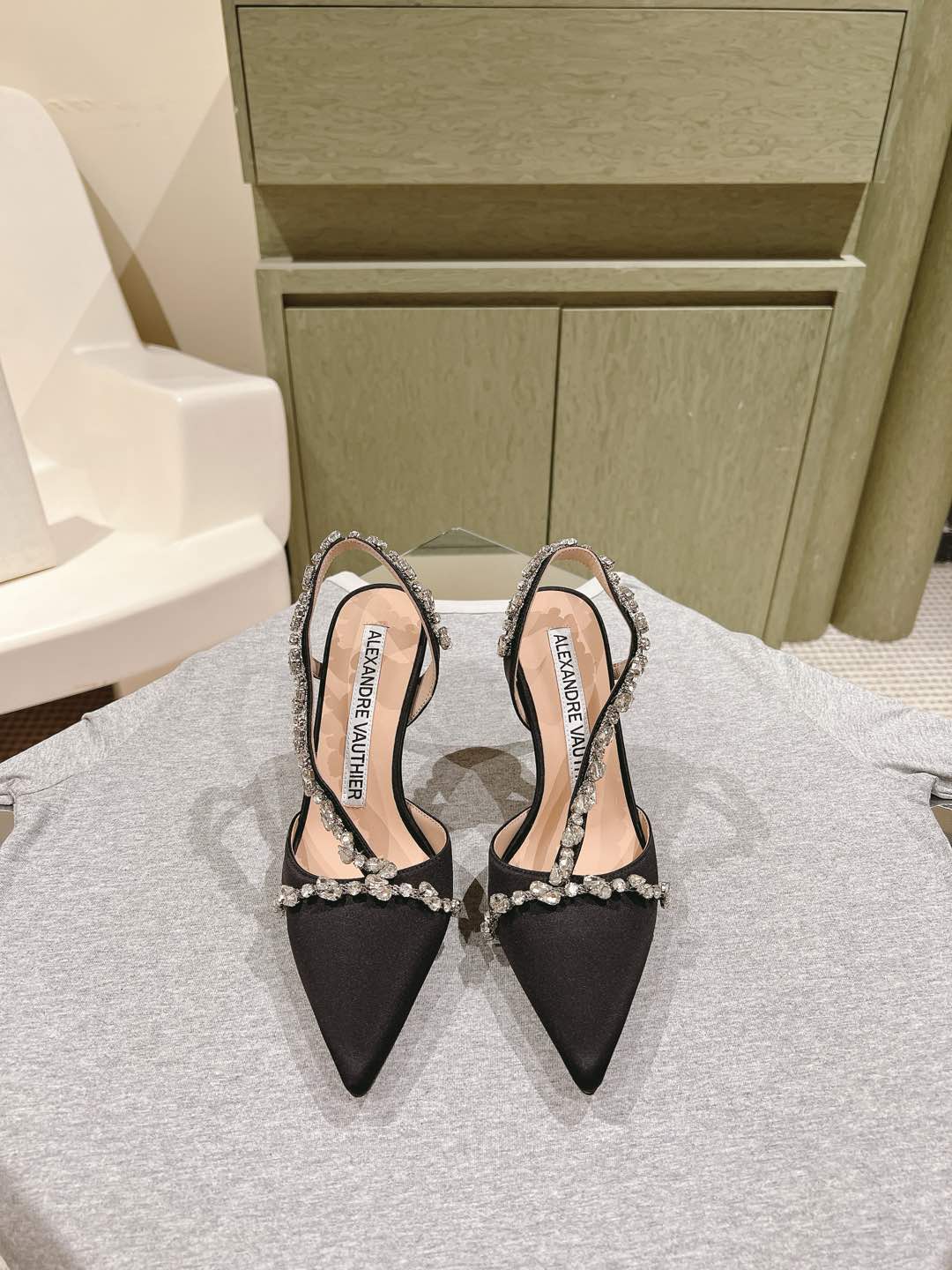 NO:475652,| 5 alexandre vauthier niche brand series new silk diamond square buckle single shoes are available!  ★★★★★ A high-end style, the new square diamond buckle is luxurious and exquisite, full of high-end feeling, and the commuter style is well-equipped. The upper imported silk diamonds are in the inner lining: sheepskin inner lining + footbed sheepskin, outsole Italian leather sole Shoe size: 35-42 (40 41 42 custom-made without return) Heel height: 8.5cm Delivery luxury latest counter synchronous packaging, high heels, sandals, high heels, sheepskin, real silk, Leather soles19860909| 5 alexandre vauthier小众品牌系列新款真丝钻方扣单鞋上新 ！ ★★★★★ 气质高级的一款,新款方钻扣上脚奢华精致,高级感满满,通勤风名媛风都妥 鞋面进口真丝钻条 内里: 羊皮内里+垫脚羊皮 大底意大利真皮大底 鞋码: 35-42（ 40 41 42定制不退换） 跟高: 8.5cm  配送豪华最新专柜同步包装,高跟鞋凉鞋,sandals,high heels,sheepskin,real silk,Leather soles,Women's Shoes