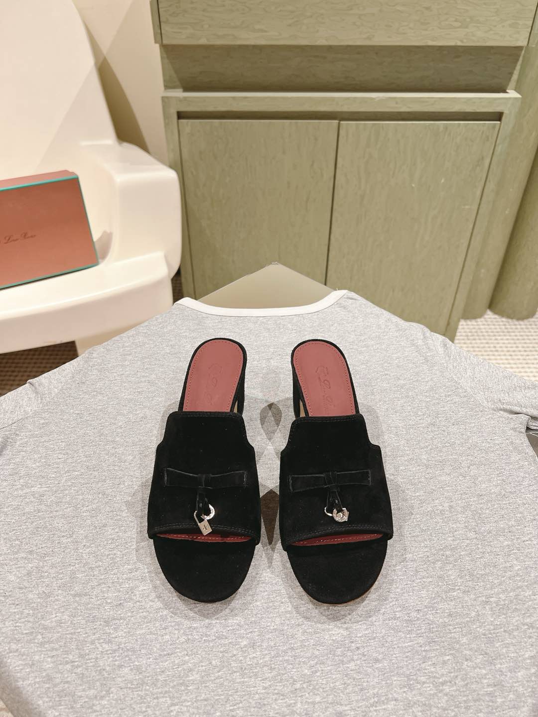 NO:475687,Slippers Sandals Loro Piana New Style Release | 5 Original Yangjing Noodles, inner sheepskin, genuine leather outsole. Encounter a passion for craftsmanship, the original one to one high-end replica!  Early Spring Series Code Number 35-42 40 41 42 Customized Full set of counter synchronous gift box packaging!  ,slippers,loro piana,sandals,slippers,sheepskin,sheep,Leather soles19860909拖鞋 凉鞋 Loro Piana 新款发布 | 5 原版羊京面,内里羊皮,真皮大底.邂逅一场工艺热情,原版一比一高定复刻！早春系列 码数35-42 40 41 42定制  全套专柜同步礼盒包装！,拖鞋,loro piana,sandals,slippers,sheepskin,sheep,Leather soles,Women's Shoes